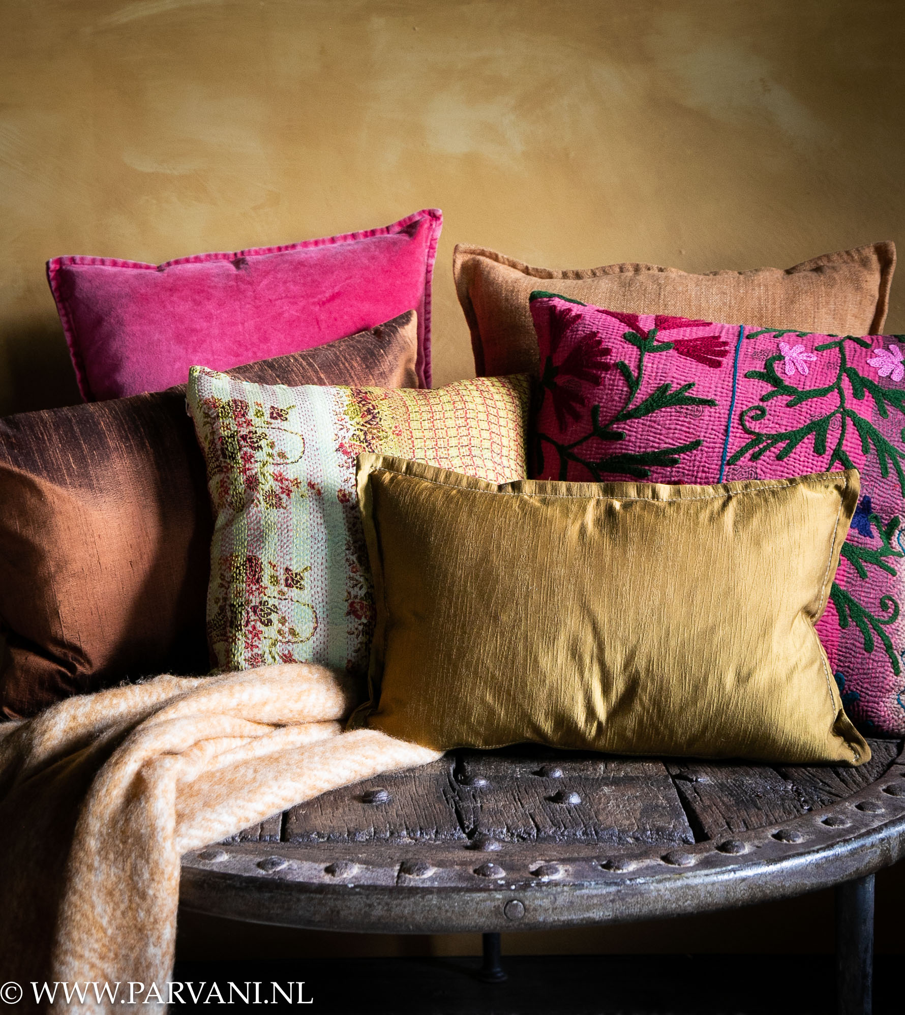 Kussens en plaid in warme kleuren okergeel, roestbruin, terra, cognac en cyclaam roze met patroon, velvet, zijde en linnen