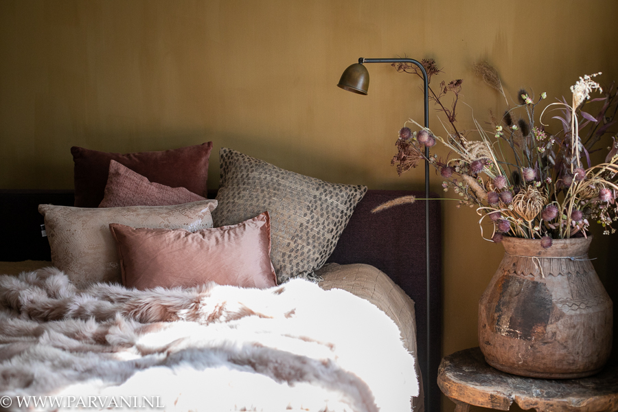 plaid kussens oud roze oker kalkverf slaapkamer