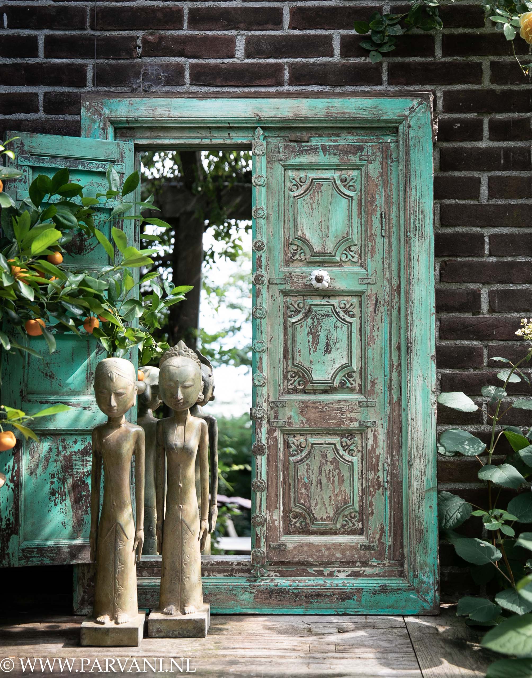 Groot groen turquoise raamwerk met deurtjes en spiegel uit India met bronzen Lorobloyo echtpaar uit Indonesië