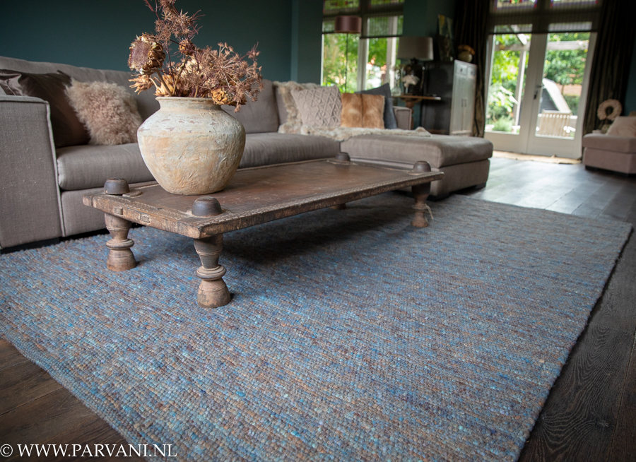Handgeweven wollen tapijt in de tinten blauw bruin