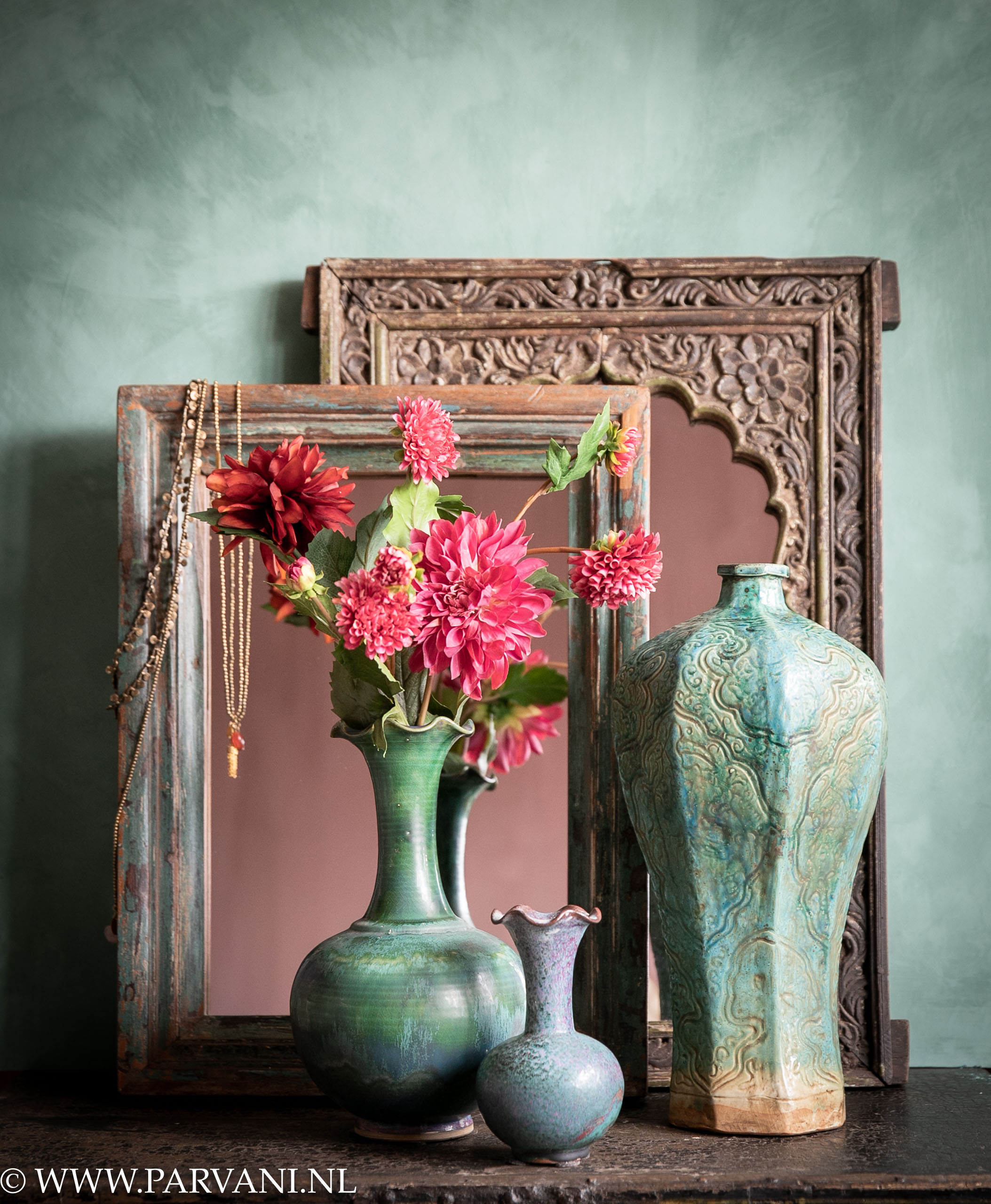 Oude houten spiegels India met snijwerk en porseleinen vazen groen turquoise met kalkverf blauw groen