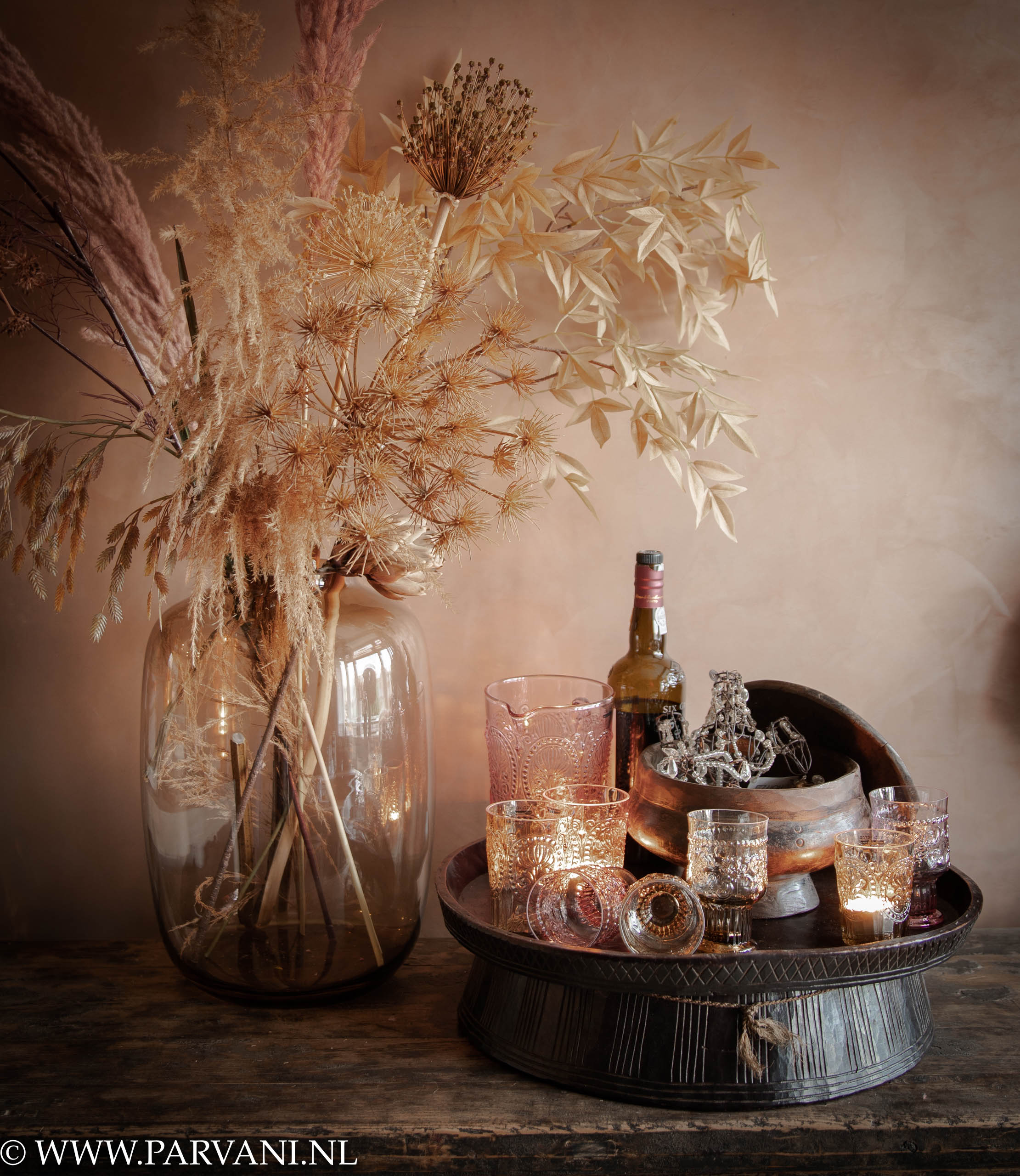 glazen vaas mocca rookglas met zijden en droogbloemen en houten schaal met glaswerk van Verre