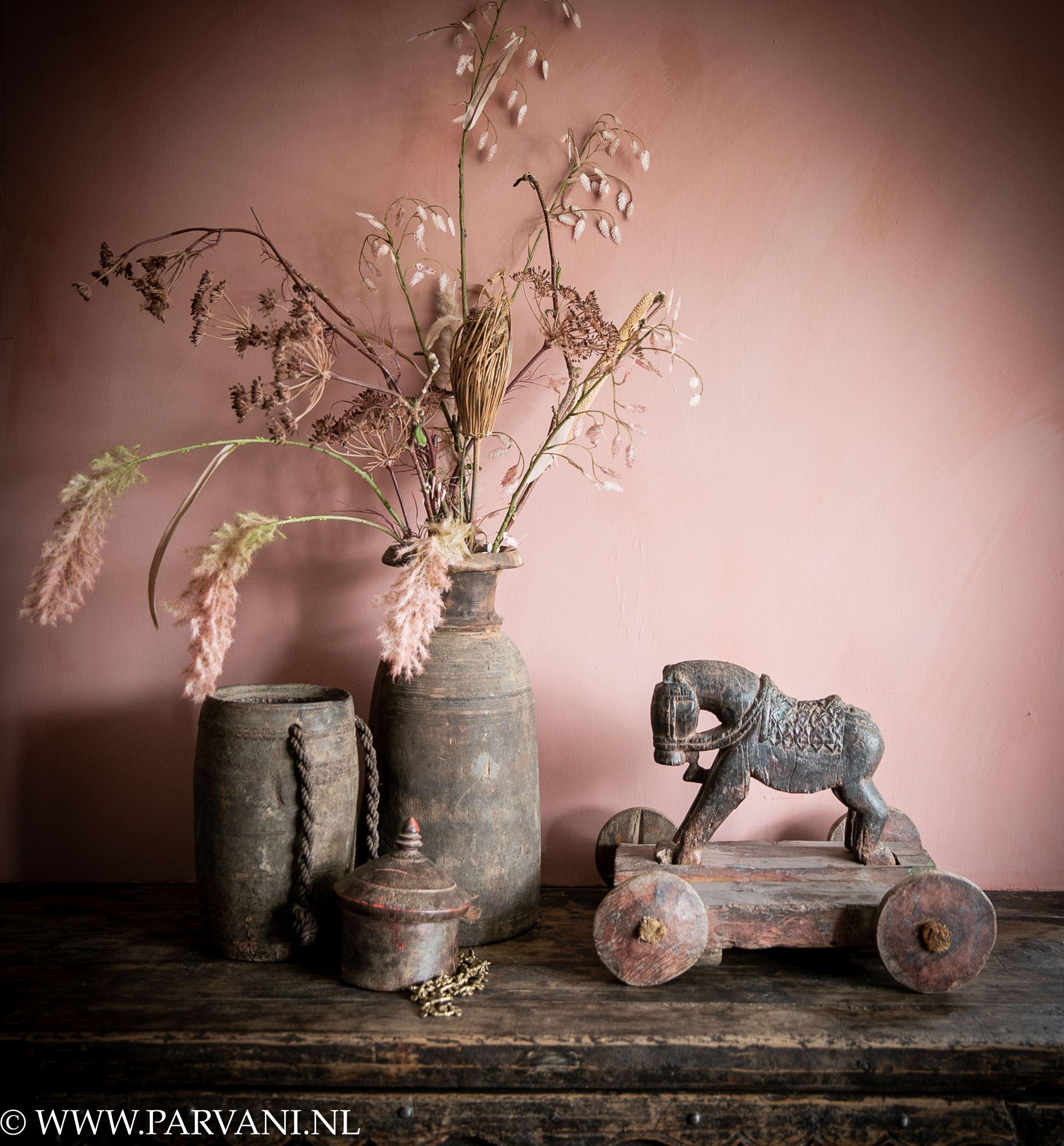 Oud roze kalkverf Courtly Rose met oude unieke woonaccessoires uit India en Nepal