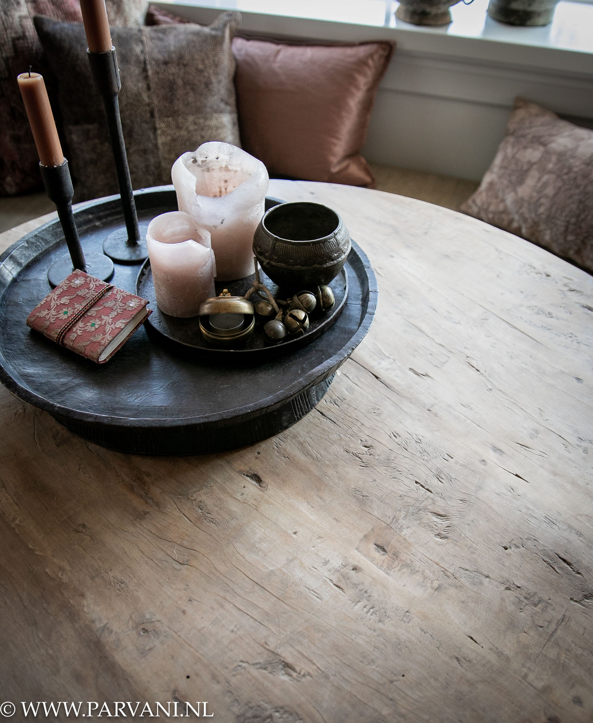 kleine ronde eettafel round dining table met oud houten blad lichte kleur en ijzeren metalen iron poot legs