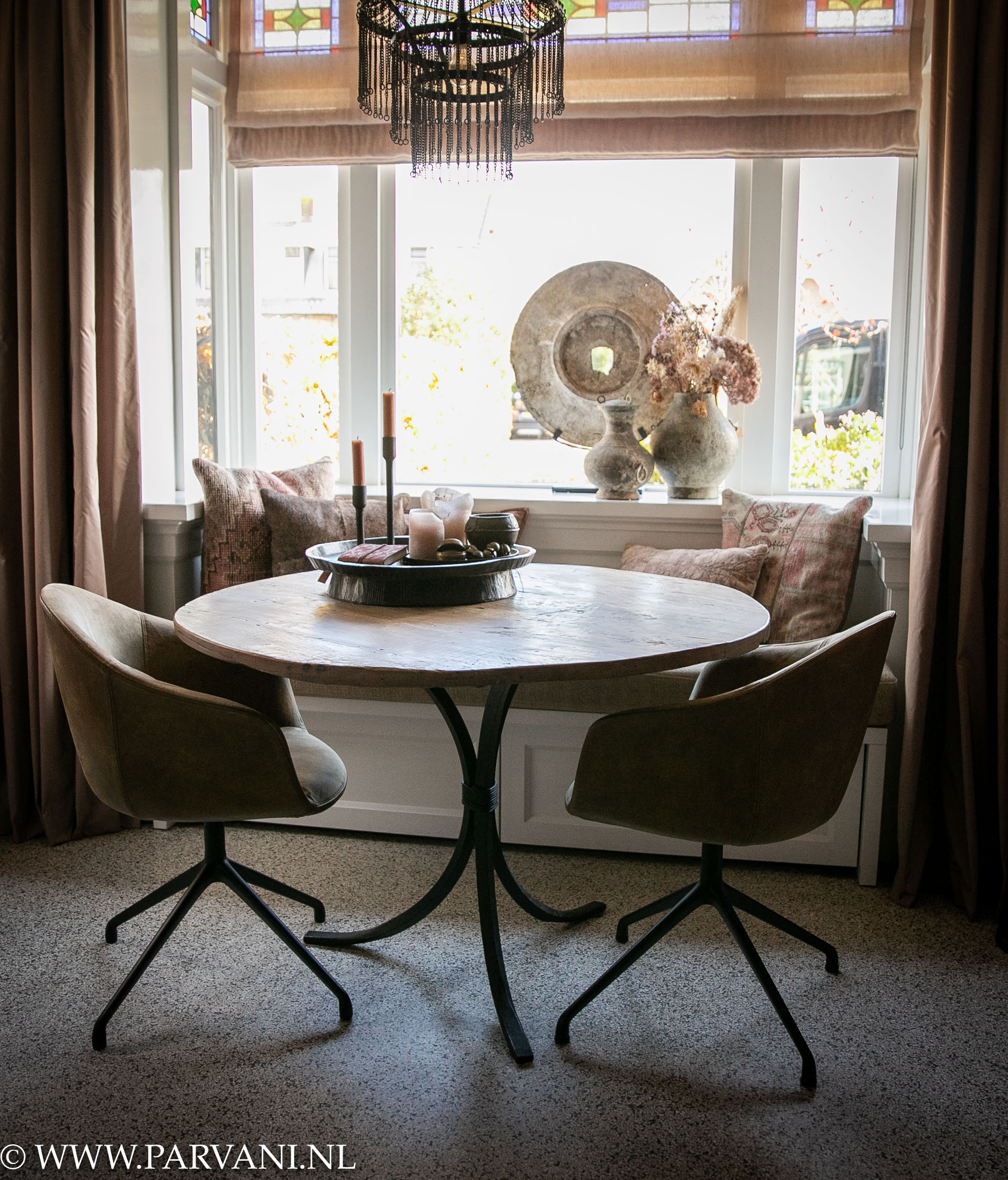 kleine ronde eettafel round dining table met oud houten blad lichte kleur en ijzeren metalen iron poot legs