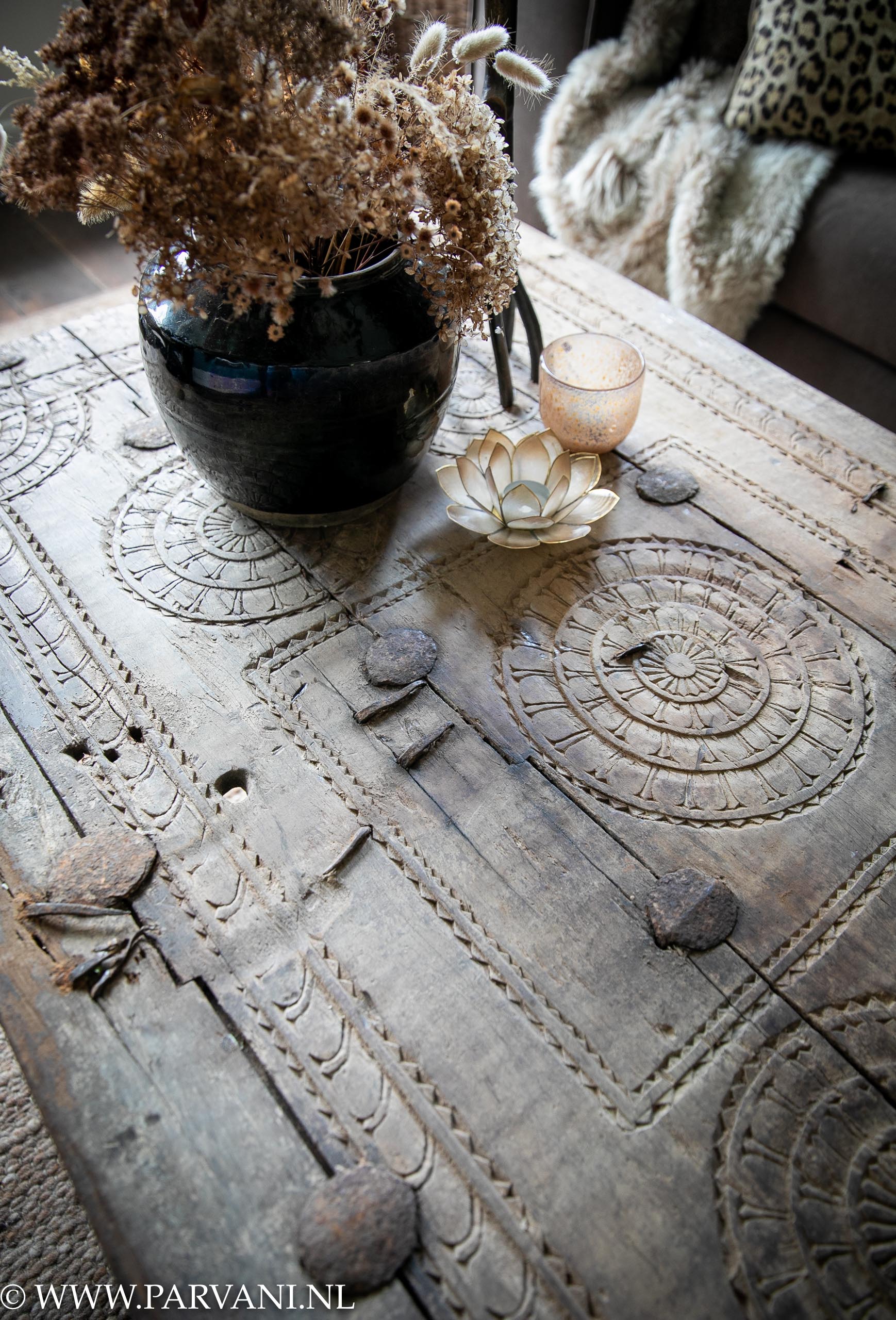 Salontafel coffeetable oude Indische deur met houtsnijwerk en ijzer beslag