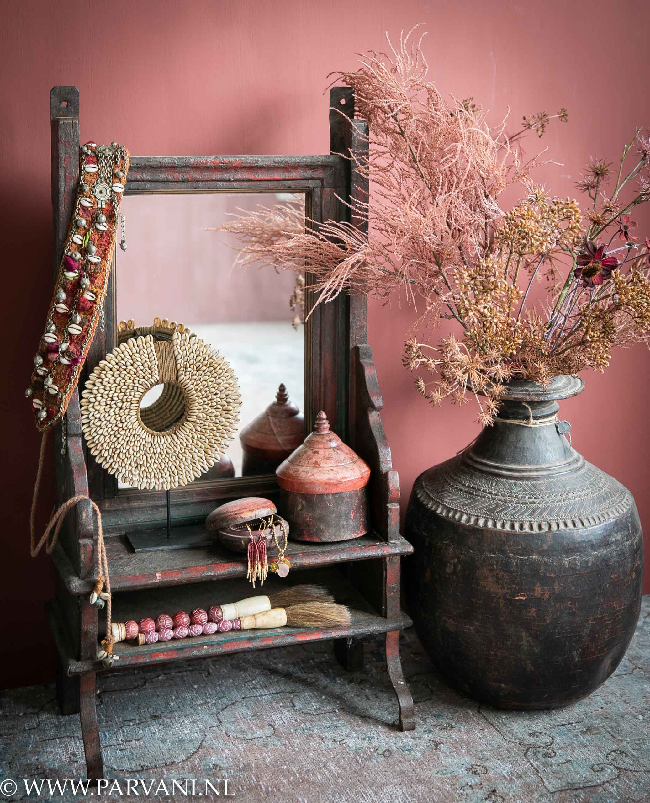 Spiegel hangkastje oud India rood bruin tikka doosjes kwasten vaas brons zijdenbloemen