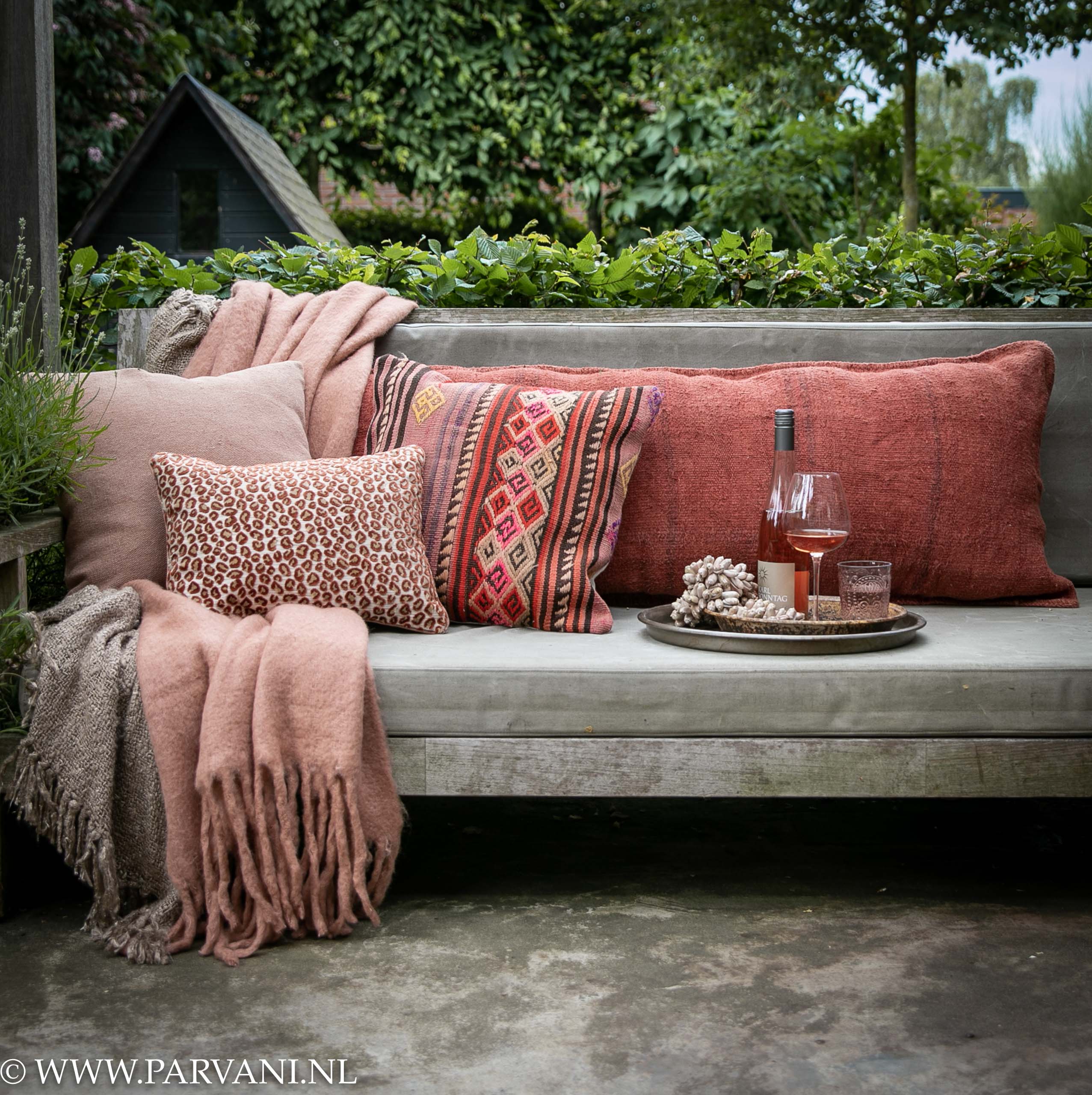 loungebank kussens langwerpig XL rood roze terra kleuren met plaids linnen en wol