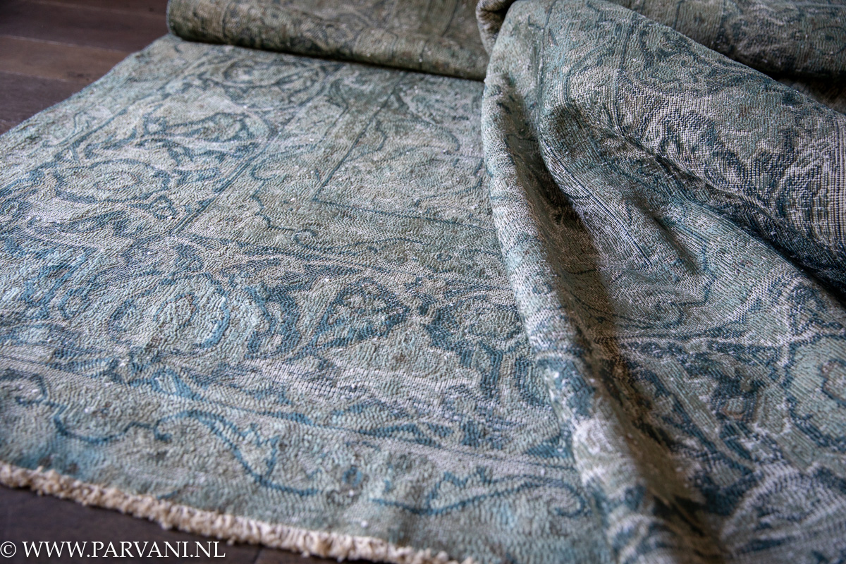 Vintage tapijt in grijs groene kleur met blauw patroon groot