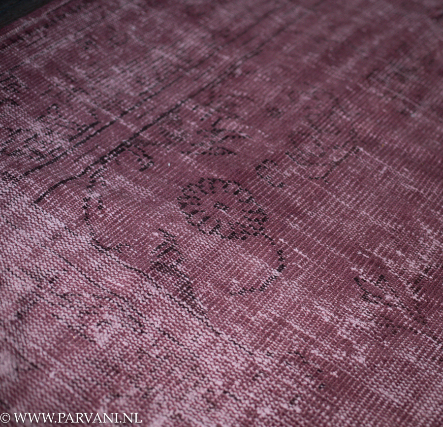 Vintage vloerkleed in rood paarse kleur
