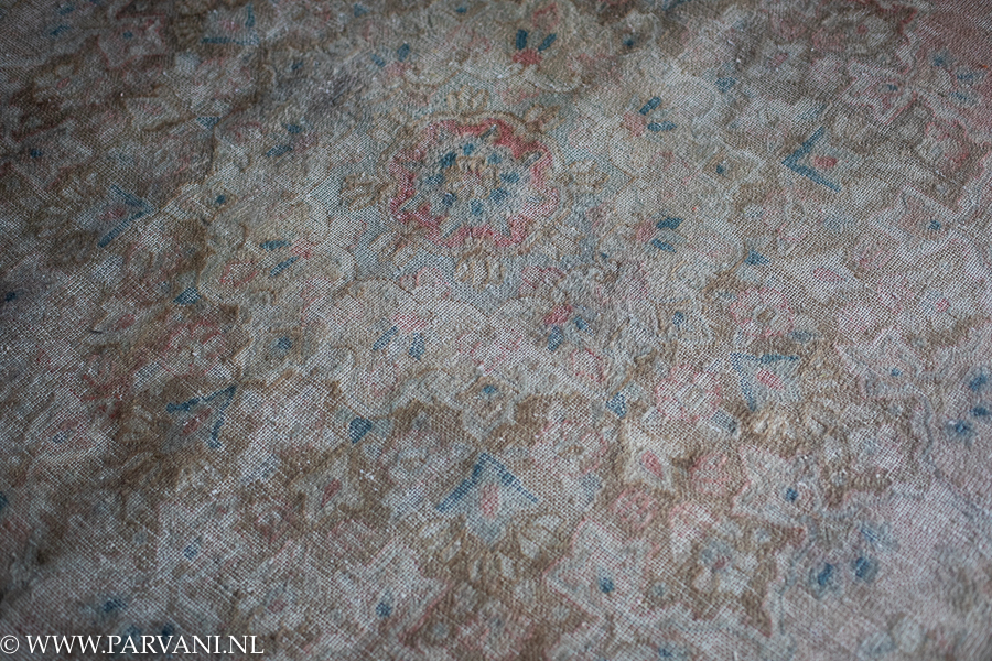 Vintage tapijt uit Iran roze blauw naturel