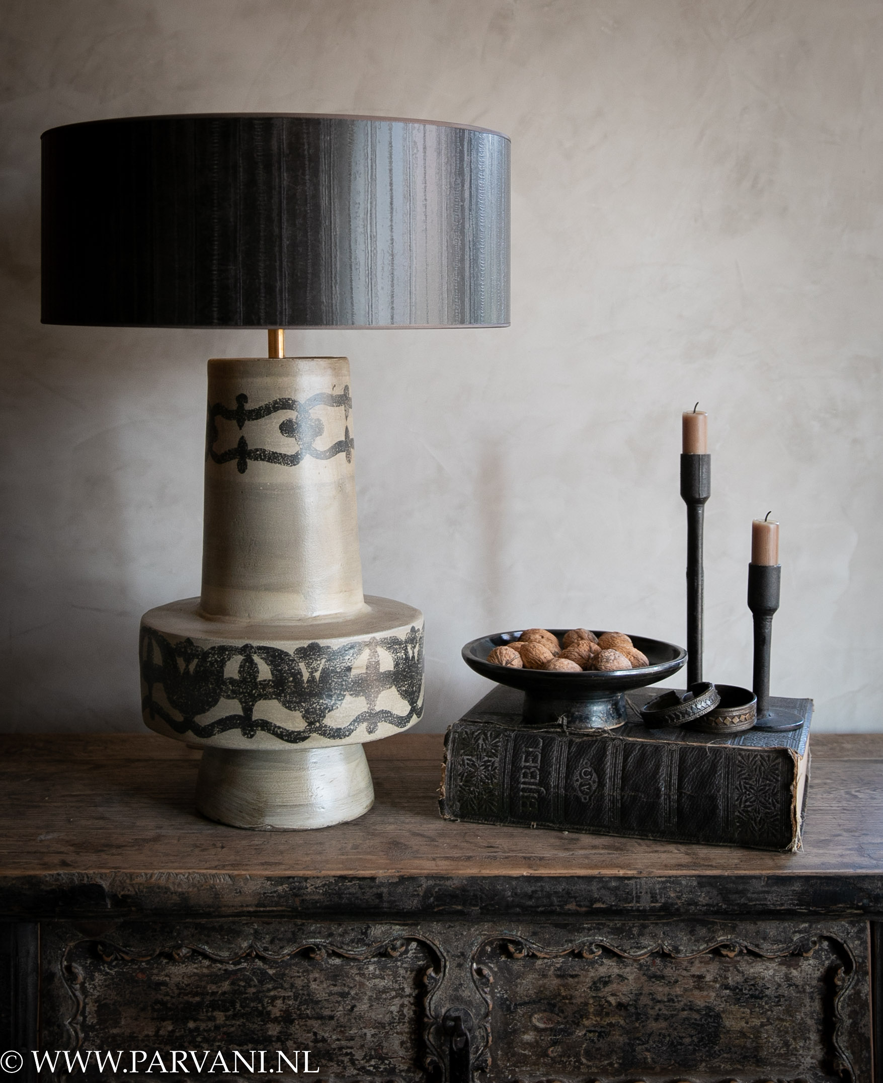 Beige grijze tafellamp met strakke vorm en zwart patroon beschilderd, met donkere gestreepte lampenkap van Duran