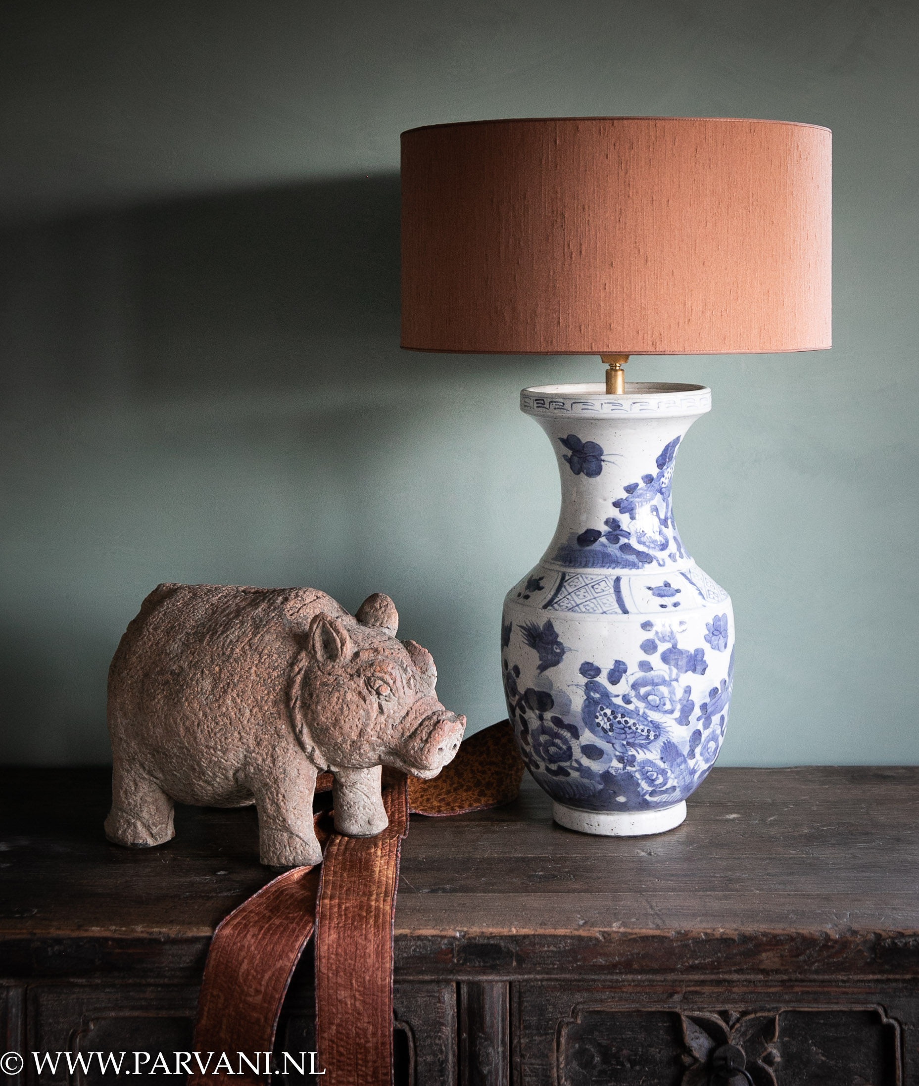 Blauw witte beschilderde Chinese vaaslamp tafellamp met oranje roze lampenkap en terracotta varken