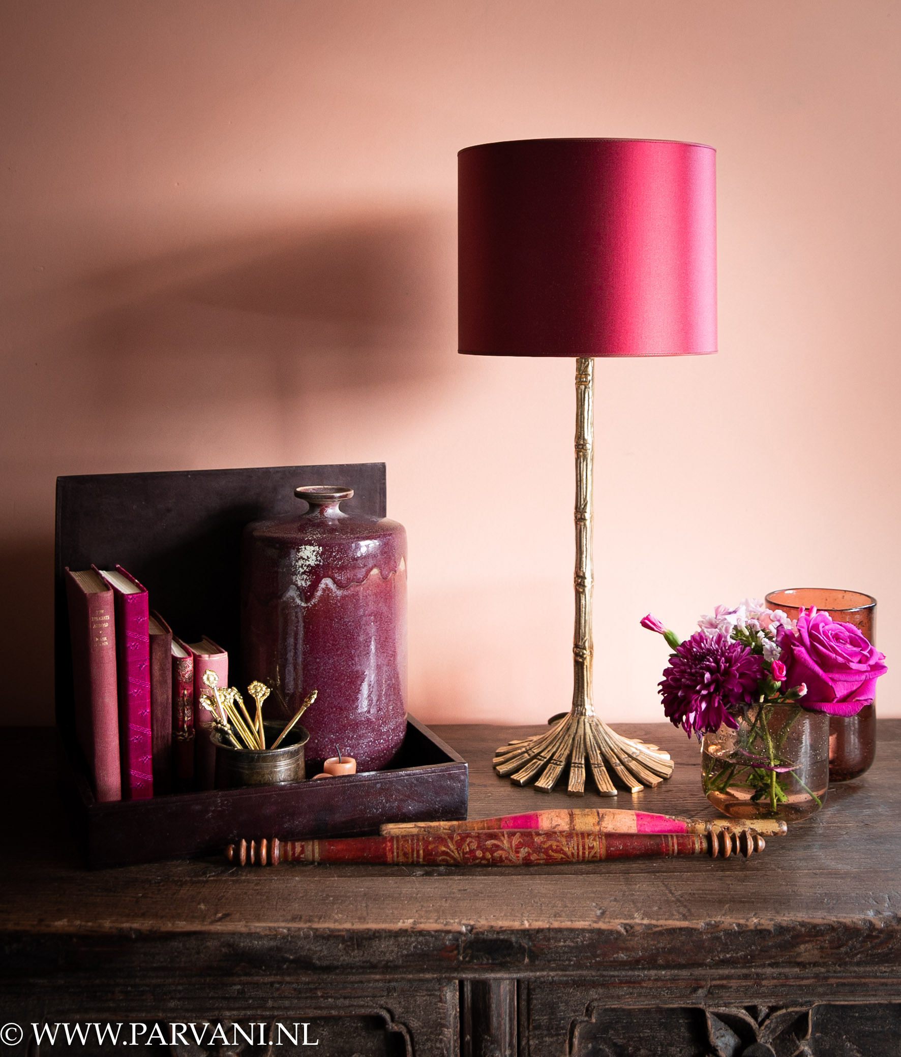 Brass tafellamp Bamboo Short van Doing Goods met burgundy roze kap, met roze aubergine kleur decoratie en vaasjes