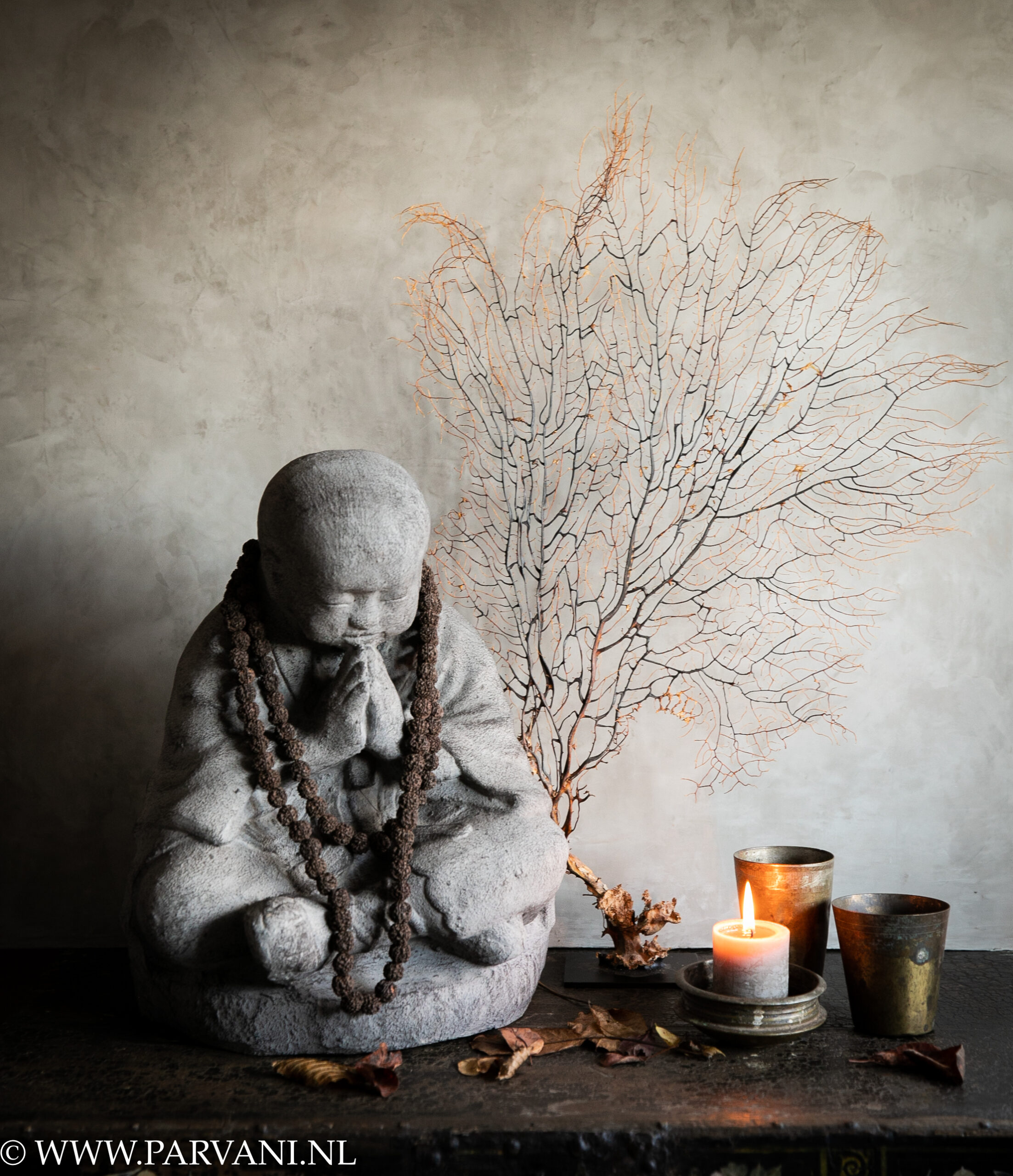 Shaolin monk grijs lavasteen met ketting en brons messing bekers en schaaltje tegen Gritti kalkverf muur Carte Colori