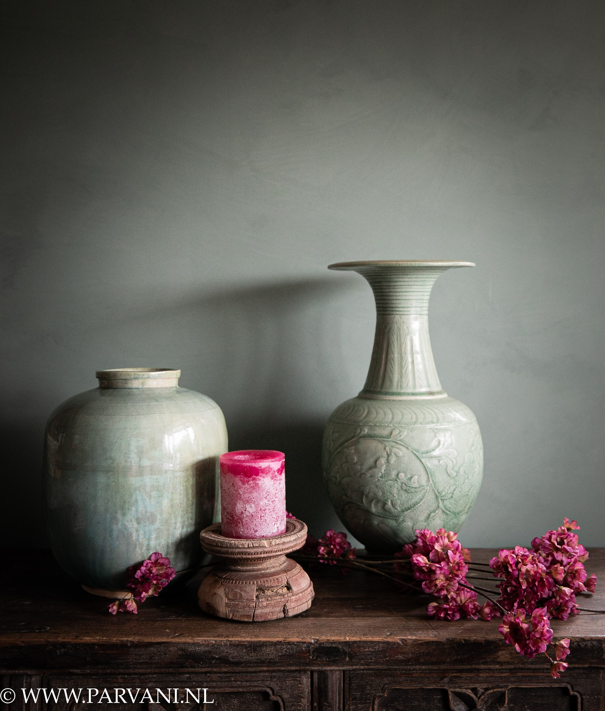 Celadon groene porseleinen vazen met burgundy paarse zijden bloemen en Forest Grey fresco kalkverf