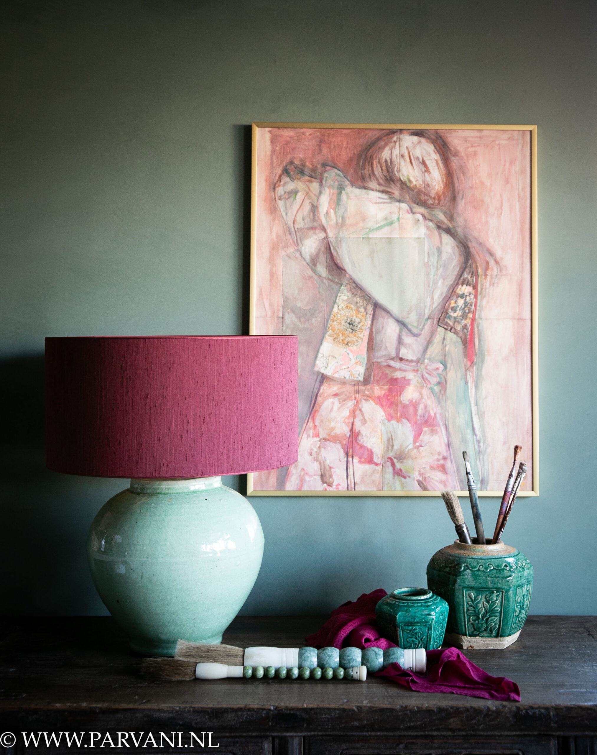 Celadon groene vaaslamp met Burgundy rood roze kap, oude turquoise gemberpotten met Chinese kwasten en ingelijst kleurrijk kunstwerk met Koreaanse dame