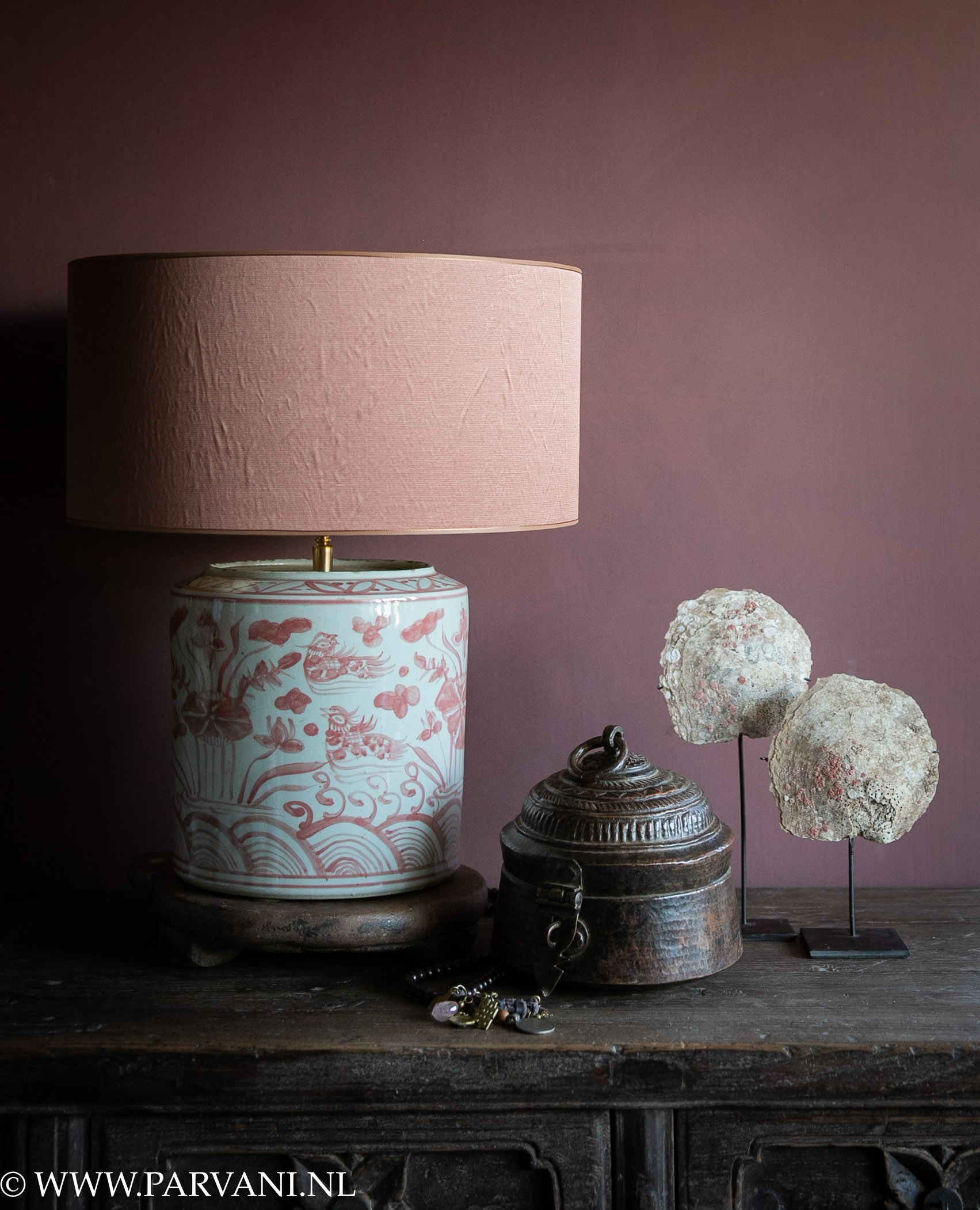 Chinees porseleinen tafellamp in wit met koraal roze beschildering met oudroze brique satijnen lampenkap en schelpen op standaard