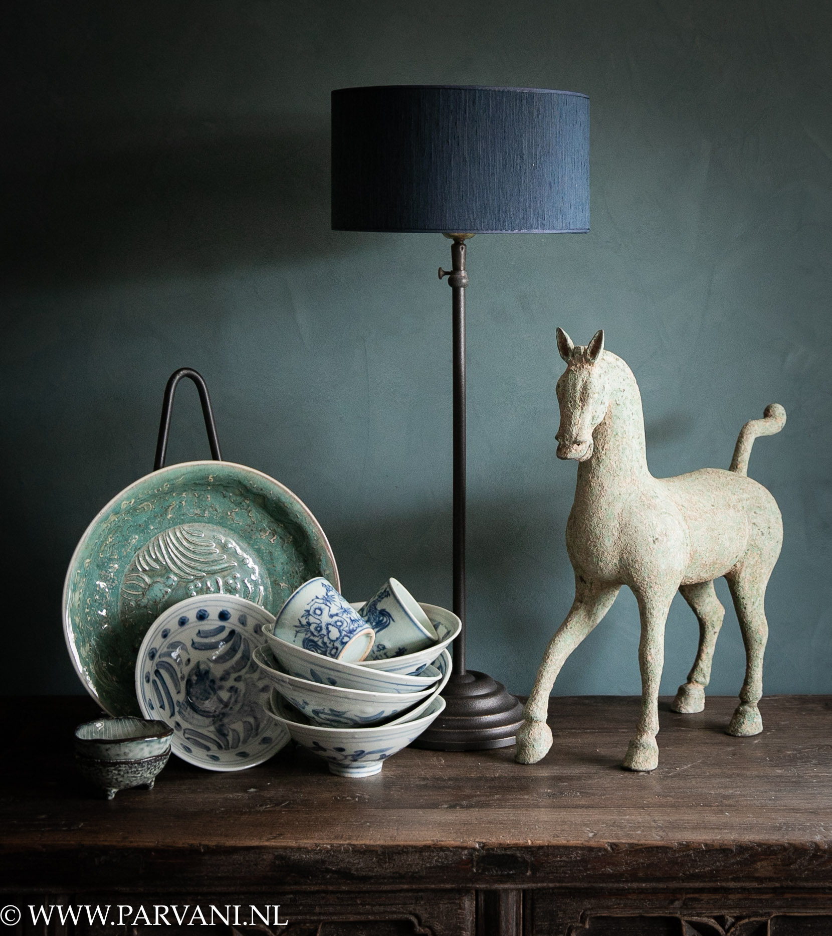 Chinese blauw wit beschilderde schaaltjes en koffie mokjes met turquoise groen aardewerk bord op standaard met bronzen paard en tafellamp Delphi met blauwe kap
