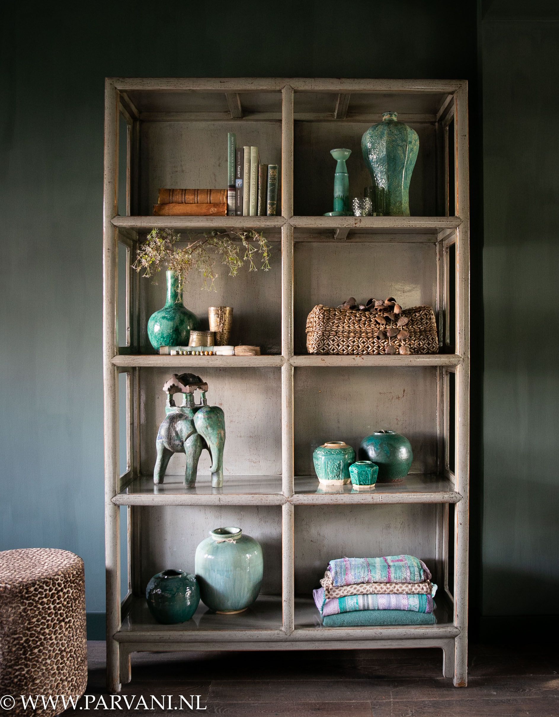 Chinese houten vakkenkast, boekenkast in olijfgroene kleur met Indiase olifant en mooie accessoires