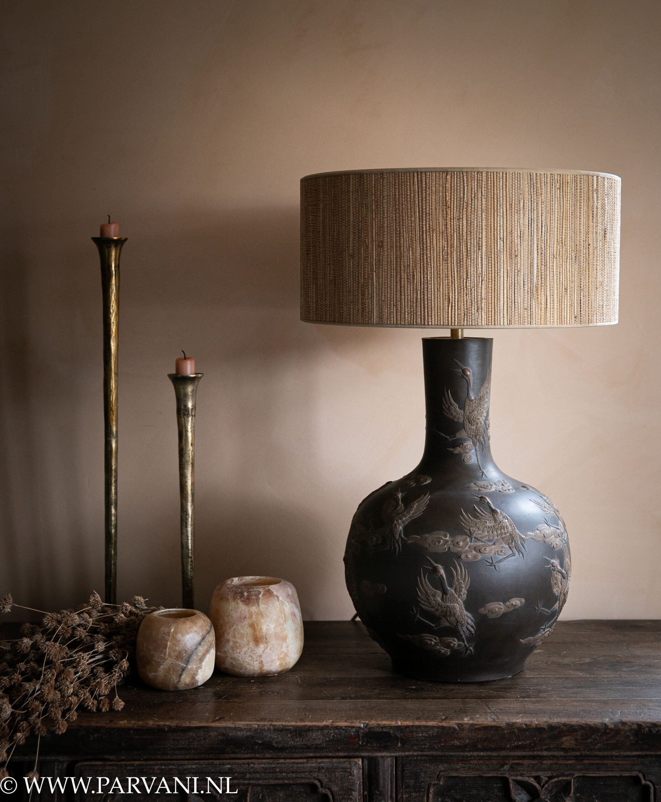 Donker bruine Chinese aardewerk vaaslamp met feniks vogels en naturel raffia lampenkap, met smalle kandelaars en albast windlichten