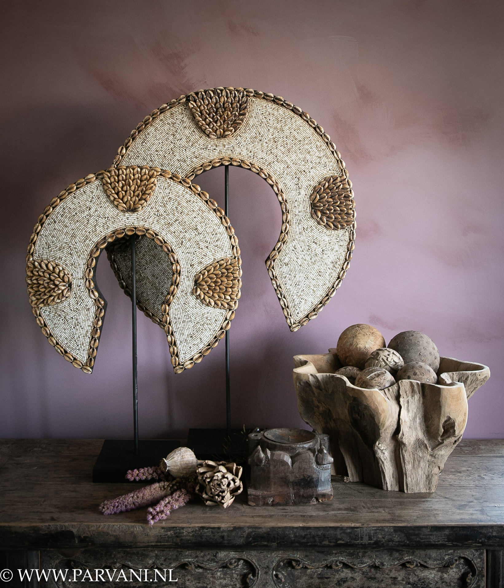 Woonaccessoires uit Indonesië, ornamenten met schelp en kralen op standaard met oude houten fruitschaal met gedecoreerde ballen