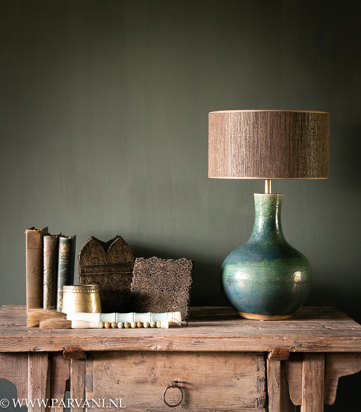 Groen blauwe aardewerk vaaslamp uit China met smalle hals, bruine kap en brons groene accessoires