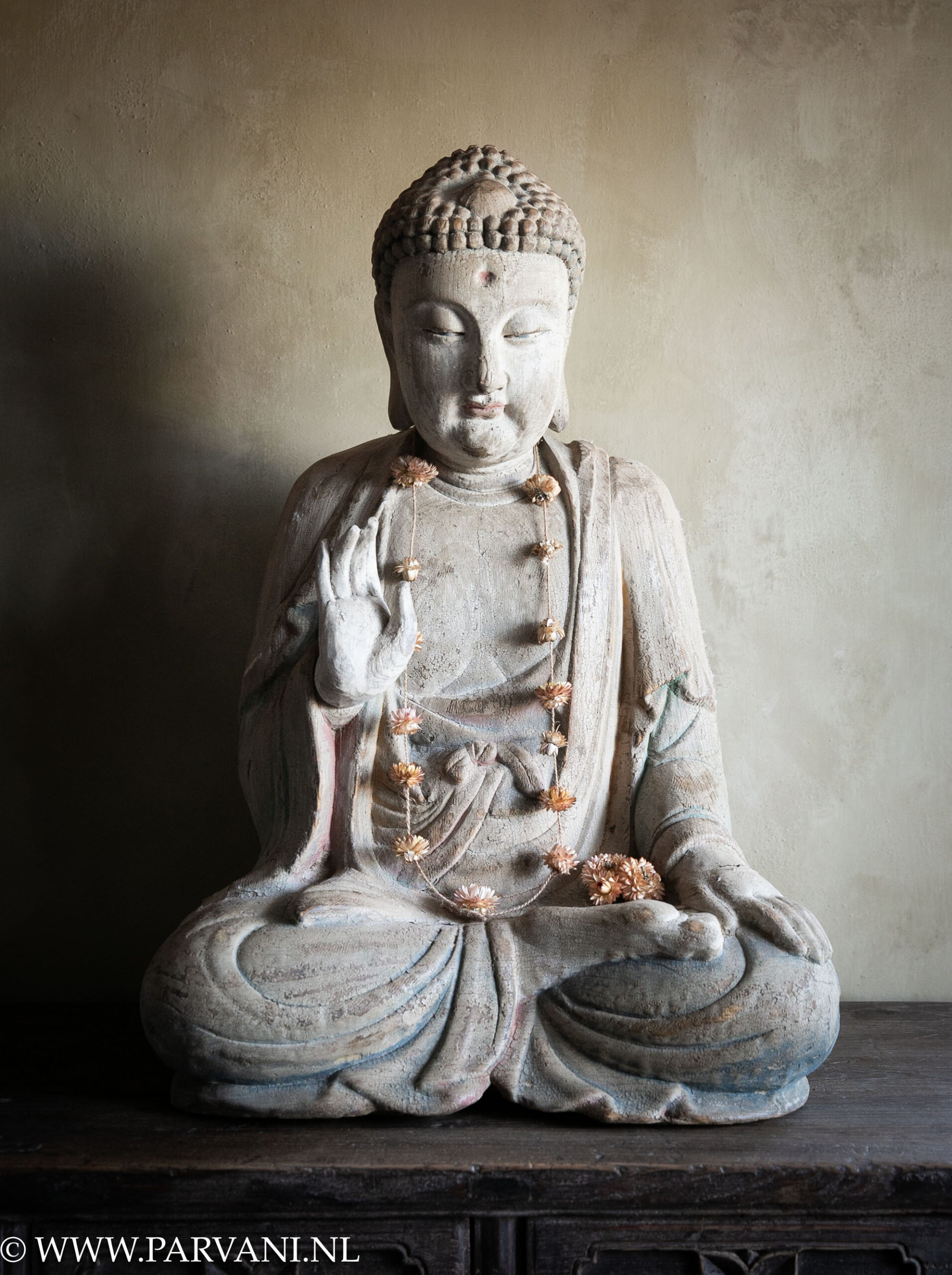 Groot houten Buddha beeld uit China in mooie naturelle kleur met subtiele kleuraccenten