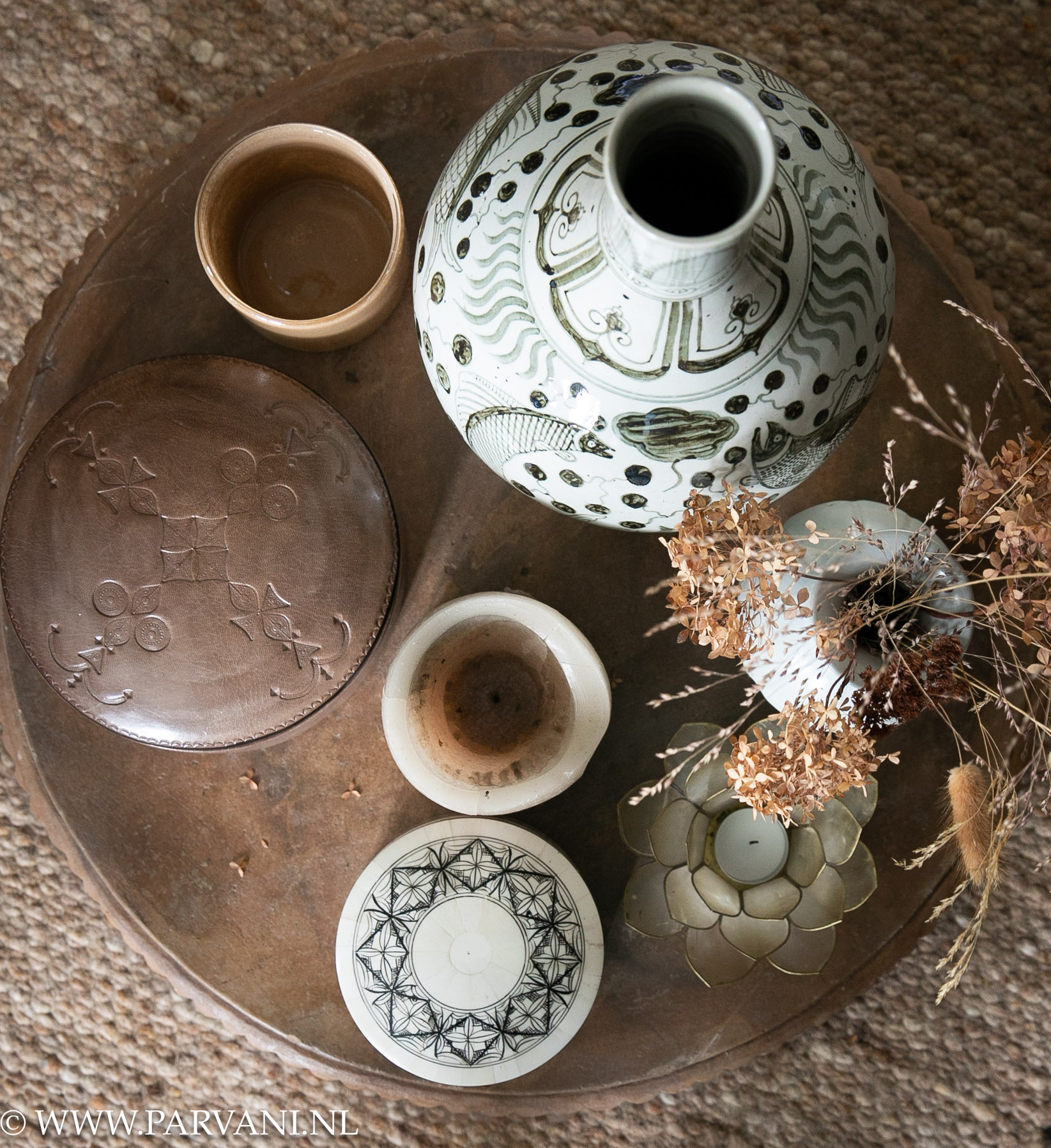 Groot stenen dienblad, plateau uit India met zwart witte Chinese vaas, waxine houders, windlicht, ronde lederen doos en bone inlay doosje met deksel