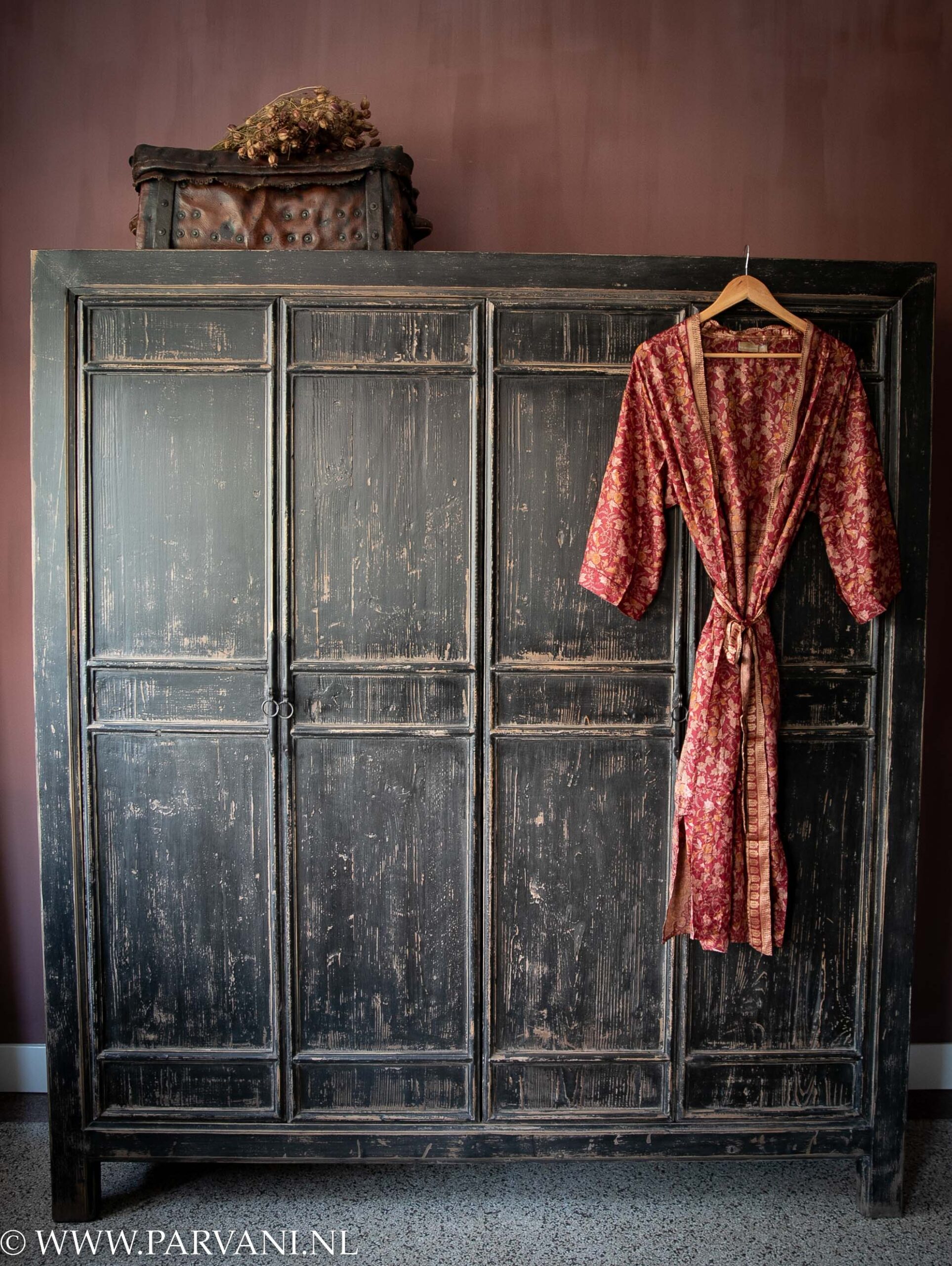 Grote Chinese houten 4 deurs kast met veel bergruimte met donkere zwarte kleur verf