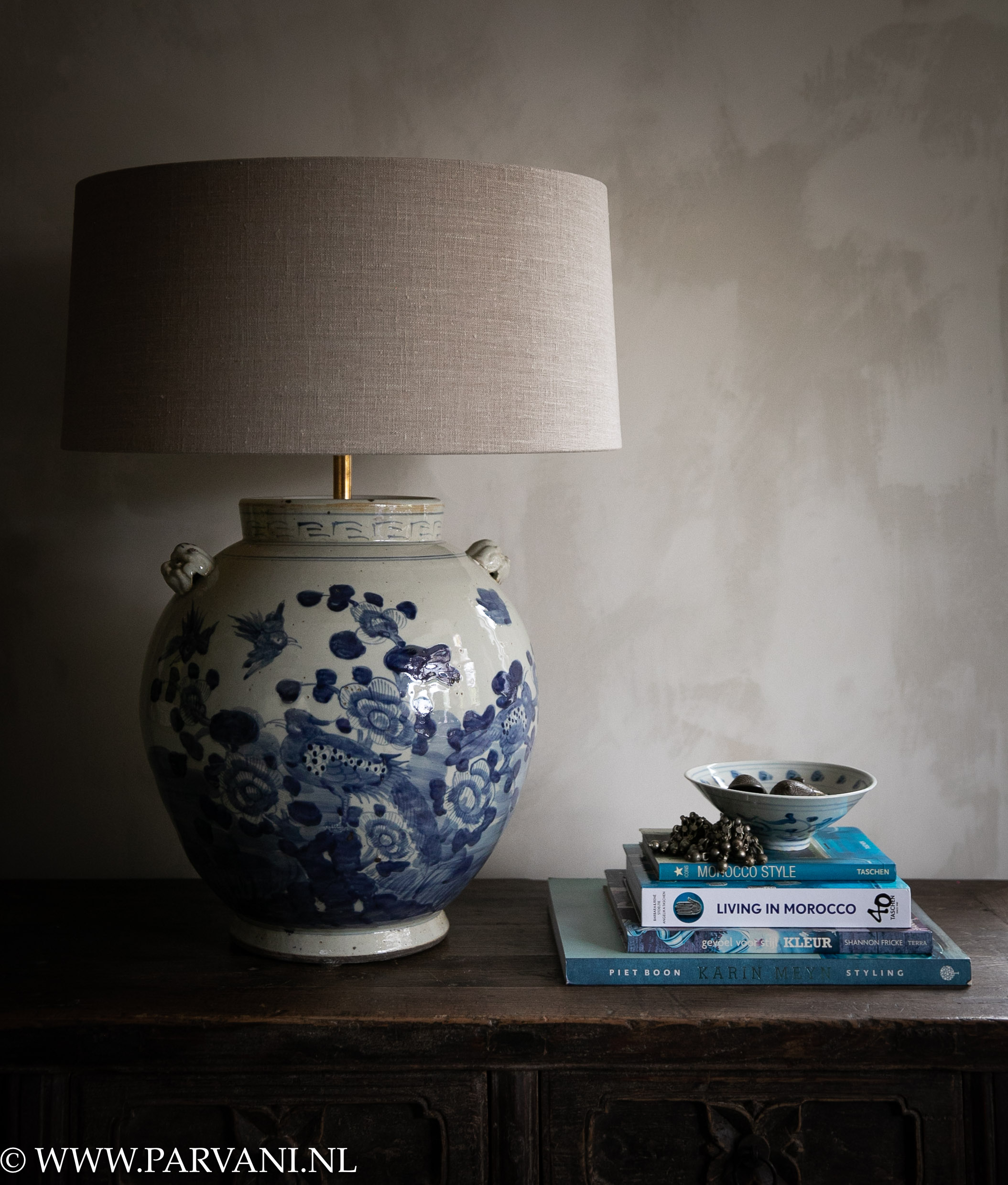 Grote blauw witte Chinese kruiklamp vaaslamp met vogels en bloemen en beige linnen kap