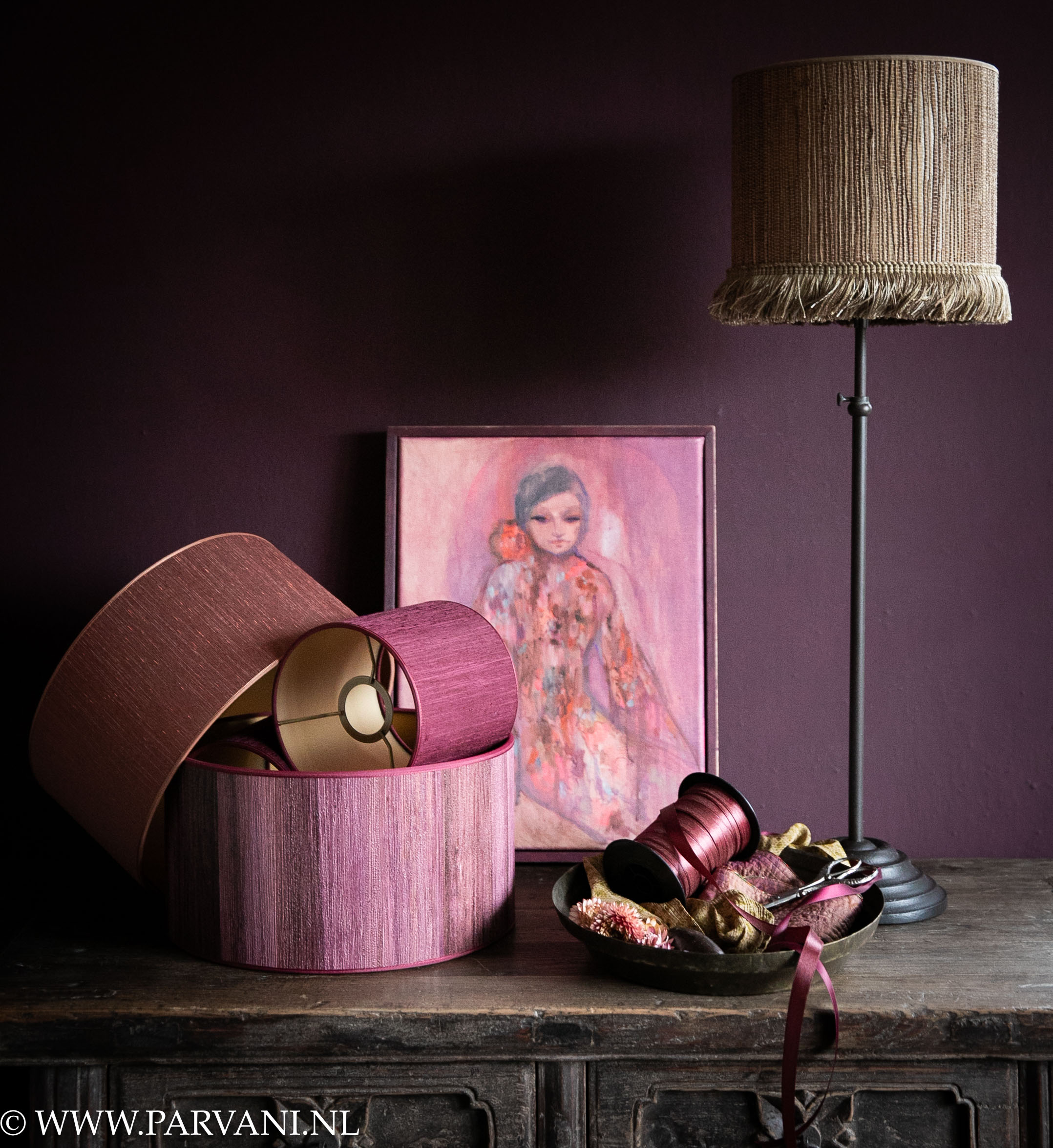 Handgemaakte lampenkappen in mooie warme kleuren roze bruin aubergine en burgundy zijde stof, raffia naturel patroon behang en met speelse franje rand