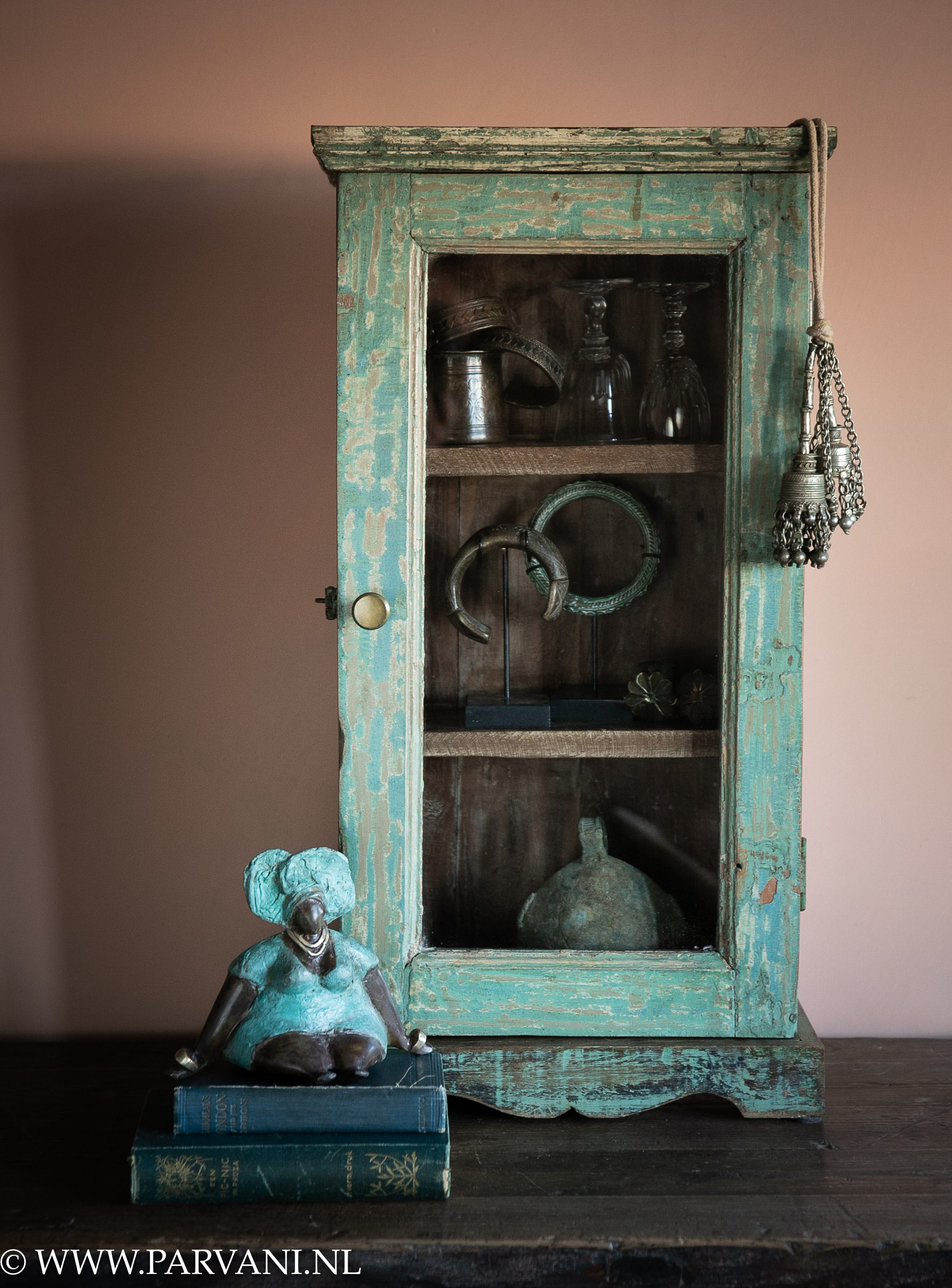 Indiaas vitrine glaskastje hangkastje in turquoise groene kleur met bronzen accessoires en beeldje dikke dame