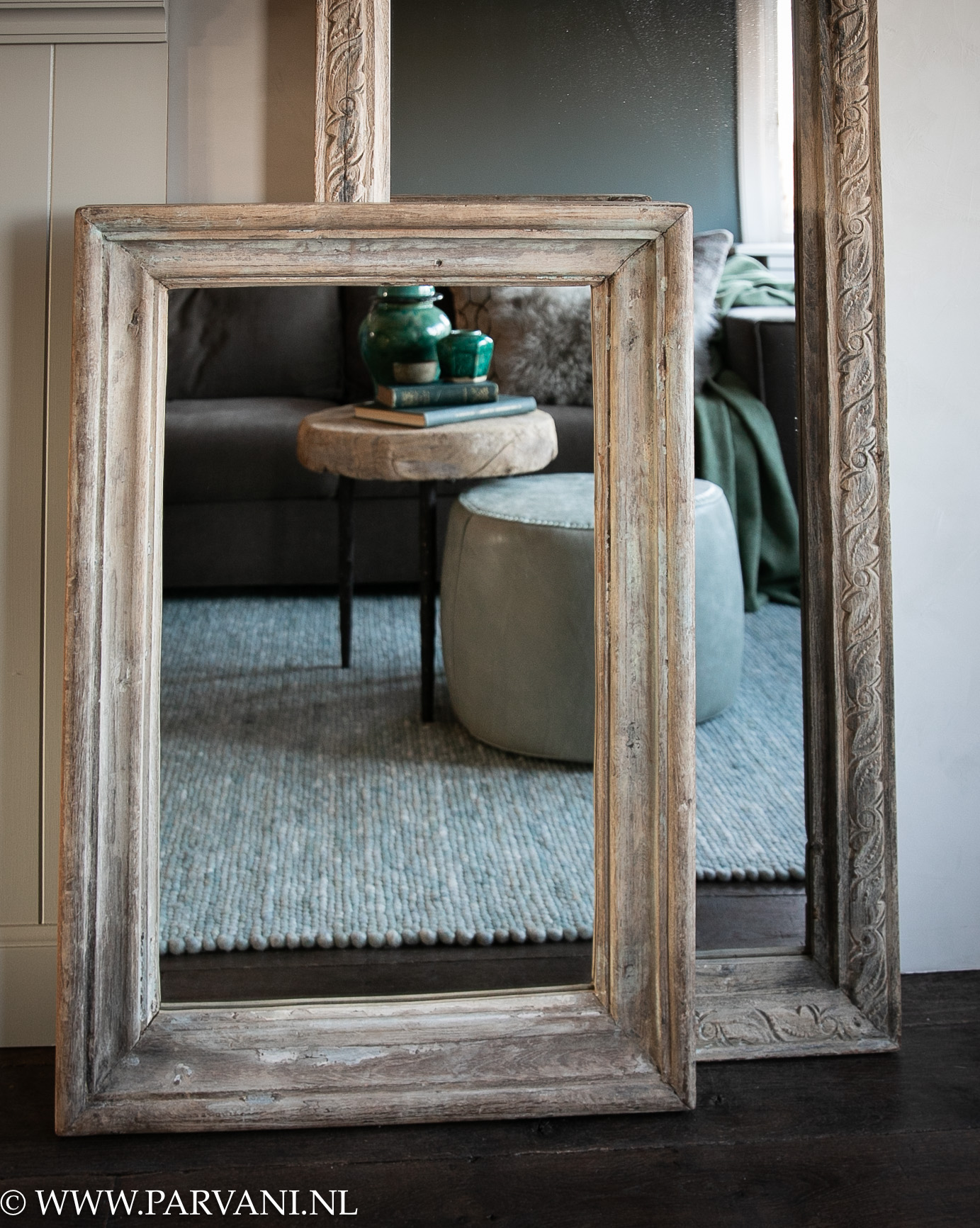 Indiase passpiegel met houtsnijwerk bewerkte rand en naturel vergrijsd houten spiegel