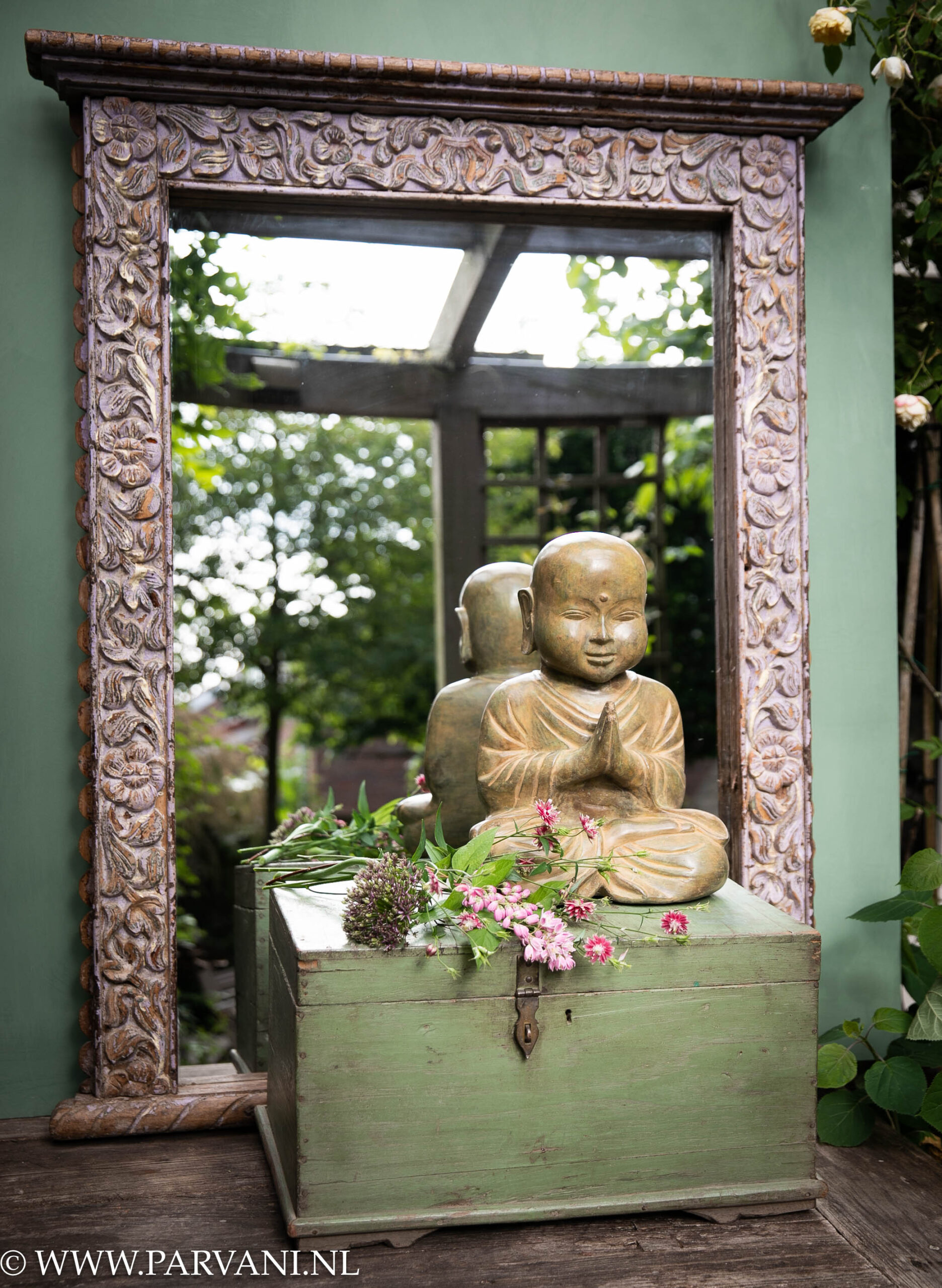 Indiase spiegel met houtsnijwerk, lila paarse patina en oude groene kist met bronzen buddha monnik beeld