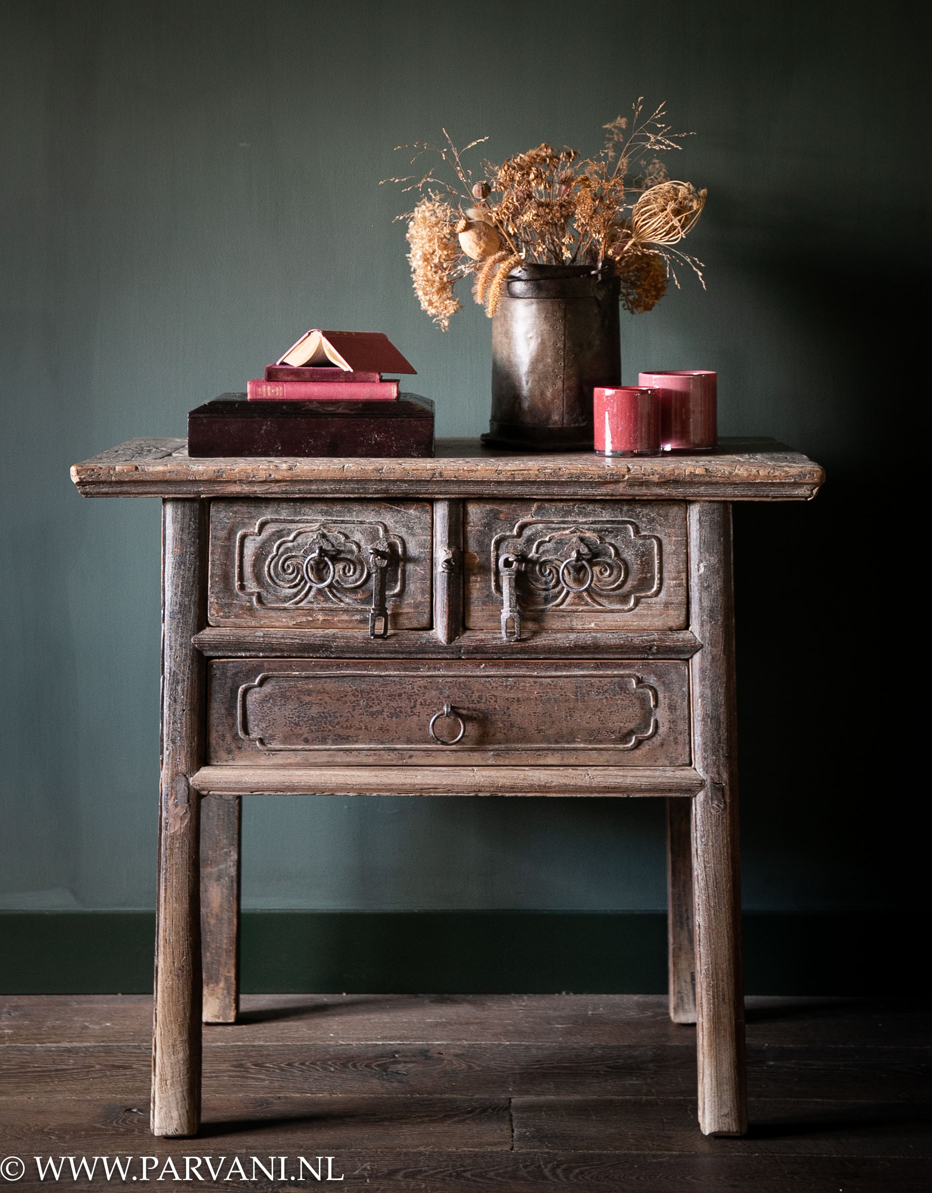 Kleine oude houten sidetable dressoir met lades en snijwerk uit China (Shanxi)