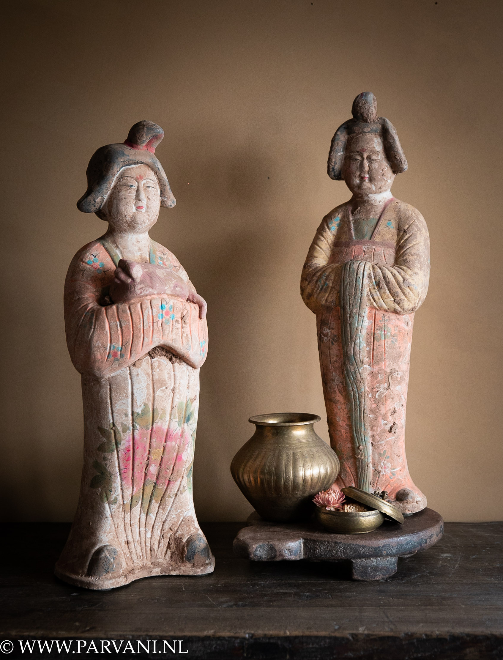 Kleurrijke terracotta beelden figuren van Chinese dames met Indiase stenen onderzetter en messing vaasje en doosje met deksel
