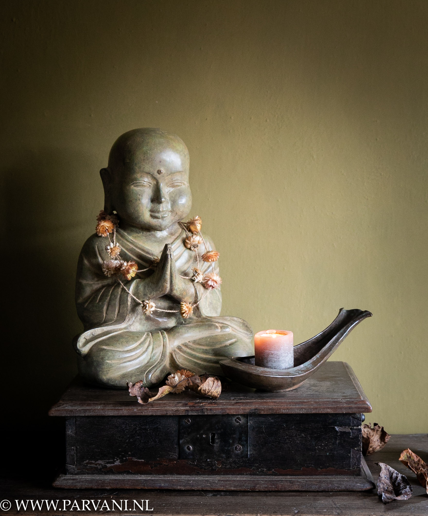 Mooi groot bronzen praying monk beeld op oud houten kistje met heilig waterschenker uit Zuid India