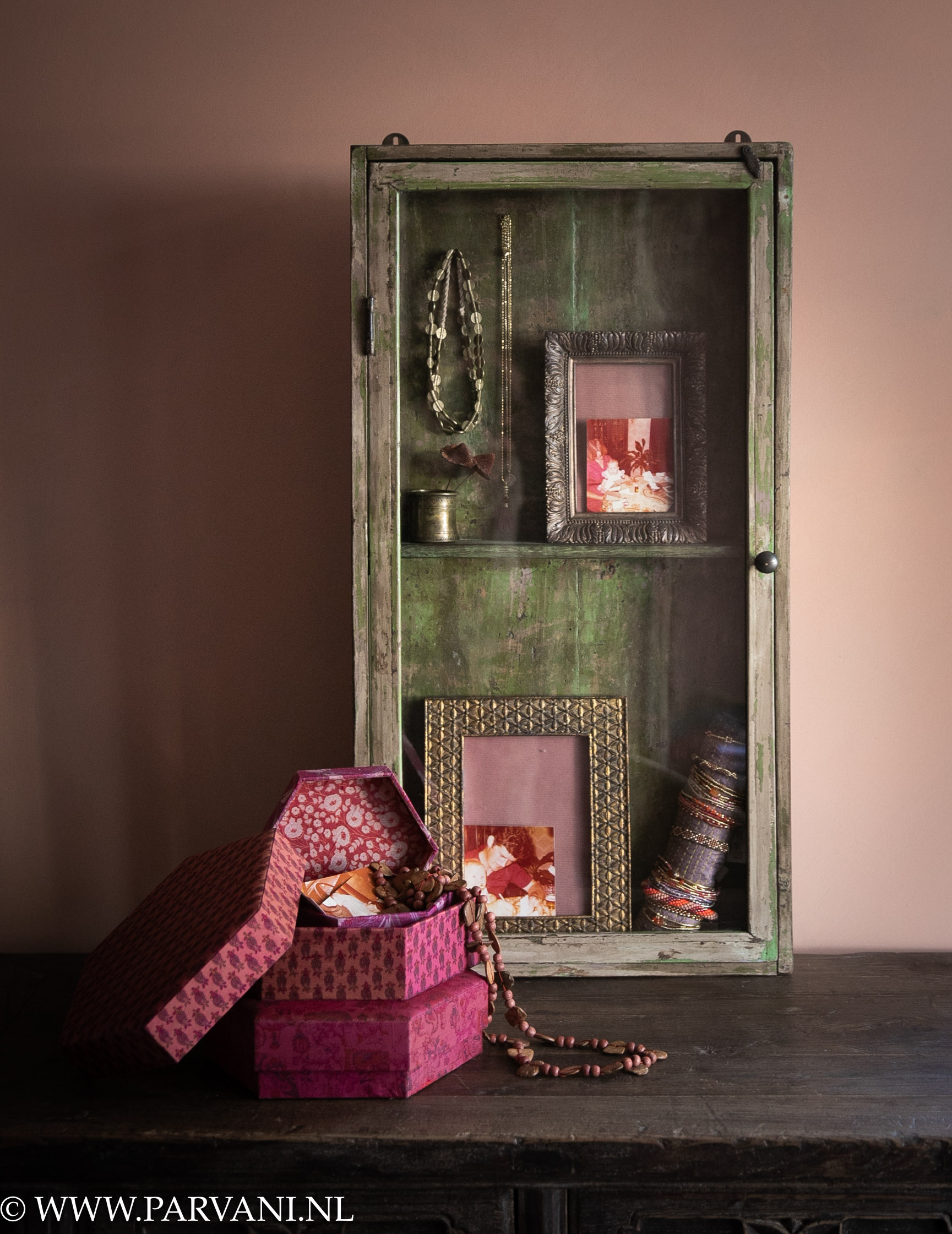 Oud houten glaskastje hangkastje vitrine uit India in groene kleur met brass tafellamp met bronskleur velvet kap en accessoires