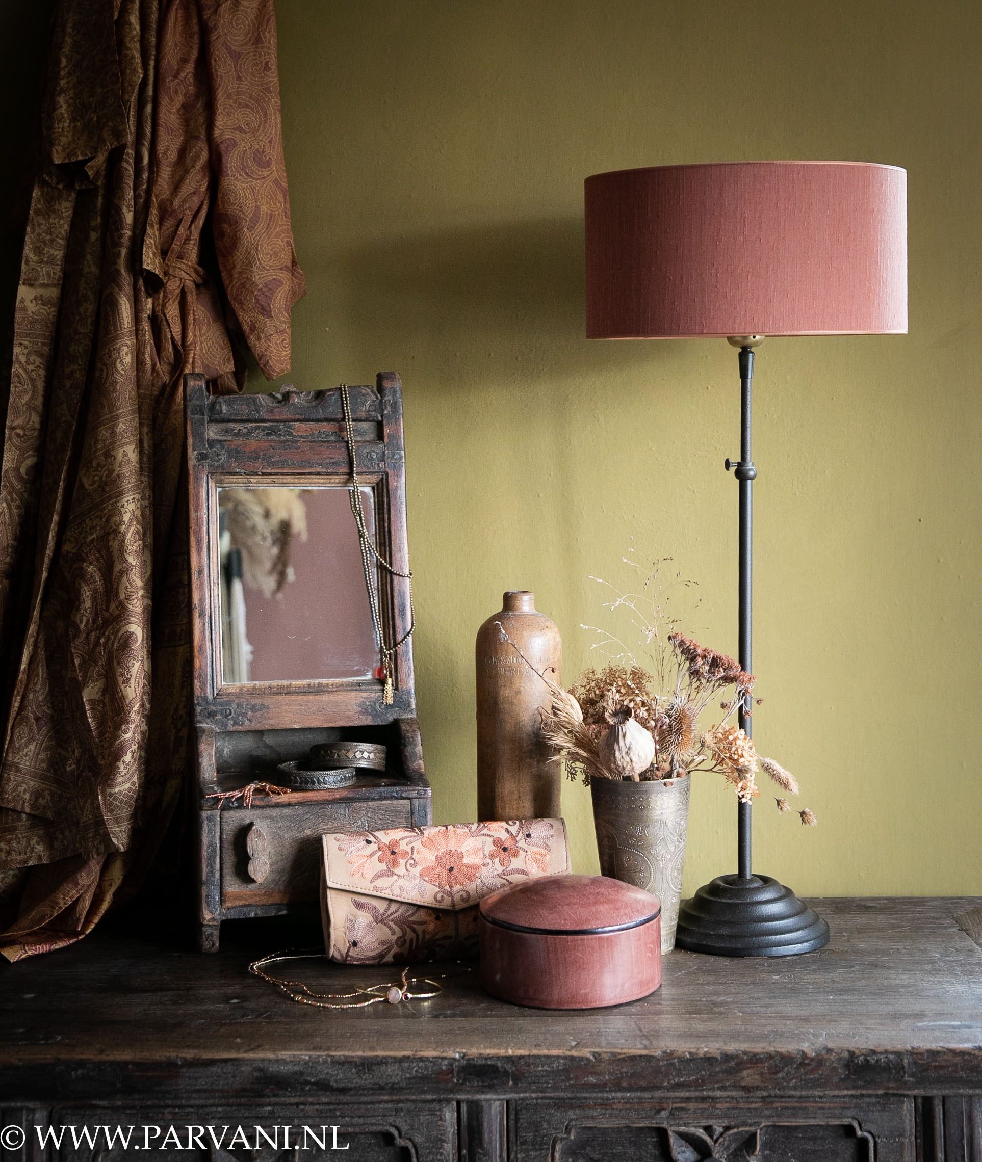 Oud Indiaas houten spiegelkastje met tafellamp Delhi met brique kleurige lampenkap , sieraden, vaasjes en zijde kimono