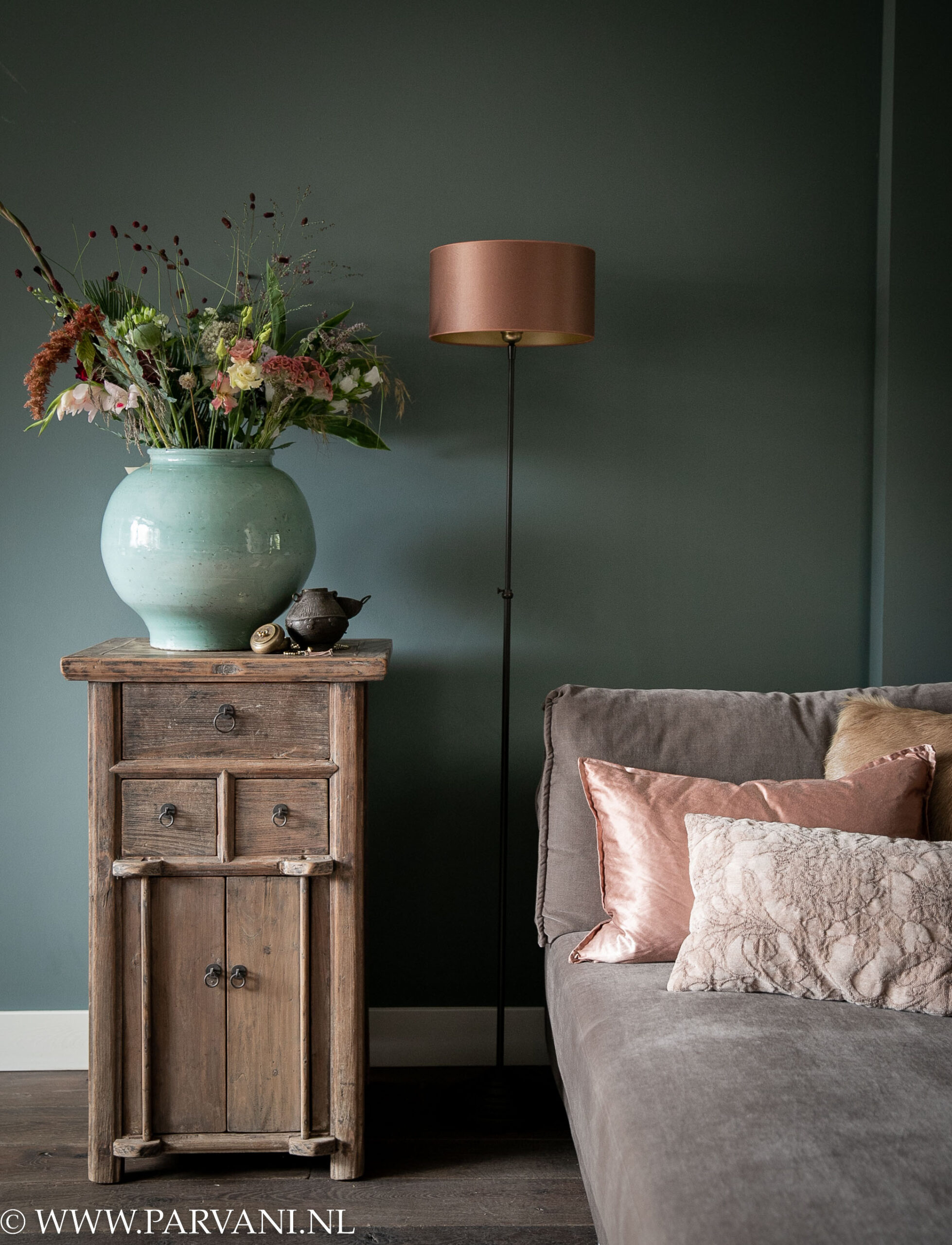 Oud smal Chinees houten kastje met deurtjes en lades en porseleinen vaas met bloemen