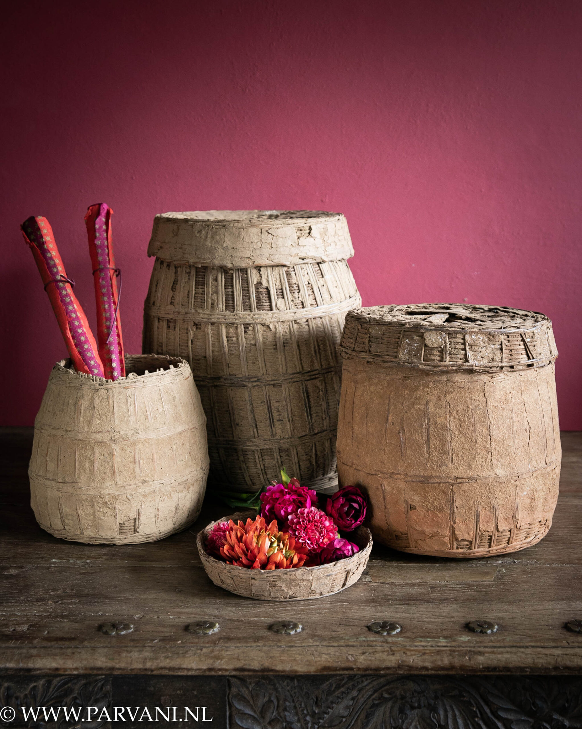 Oude Indiase manden met deksel van vlechtwerk met leem in warme oranje bruine kleur