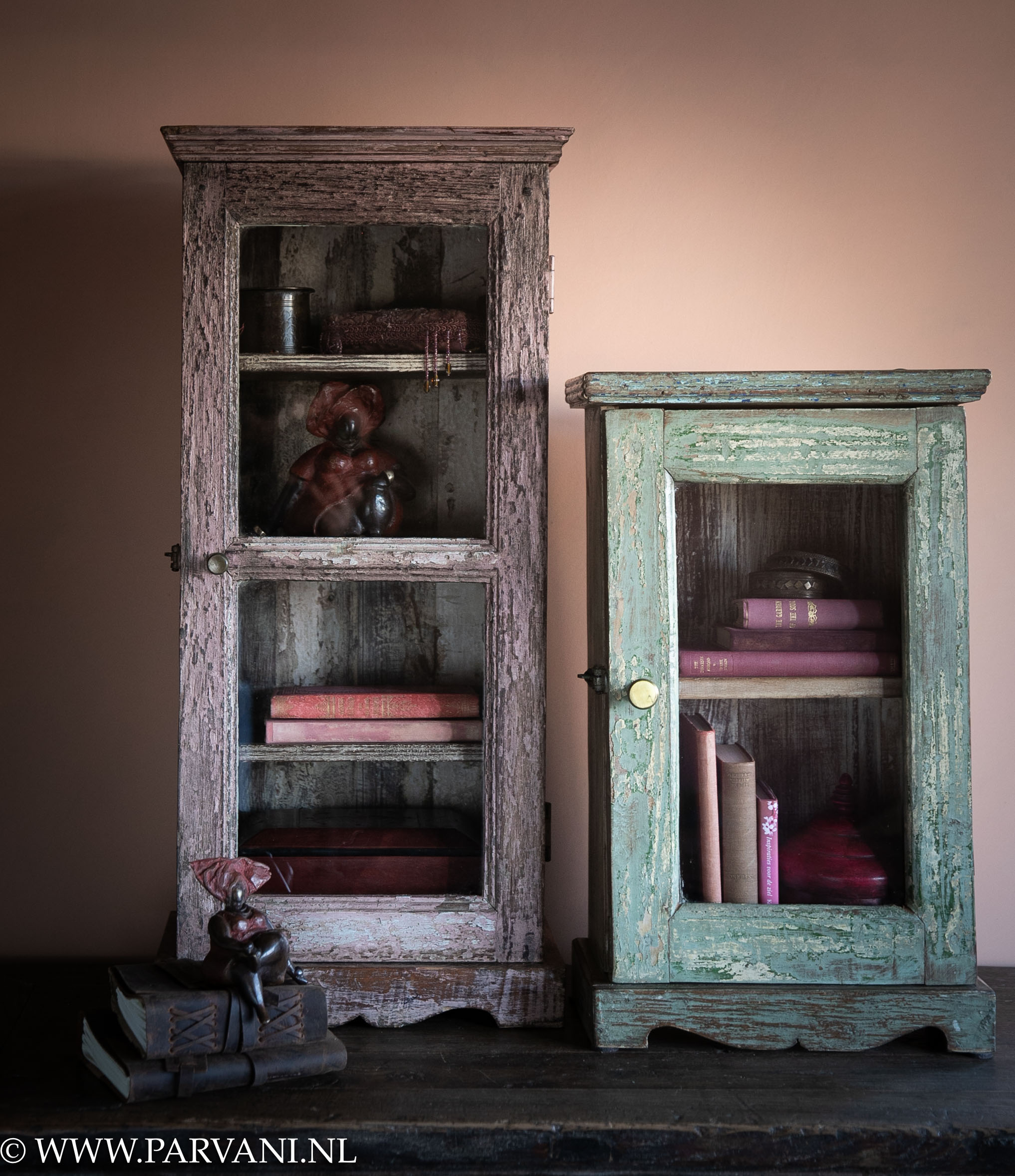 Oude hangkastjes met glas in roze en turquoise groene kleur met bronzen beeldjes en accessoires