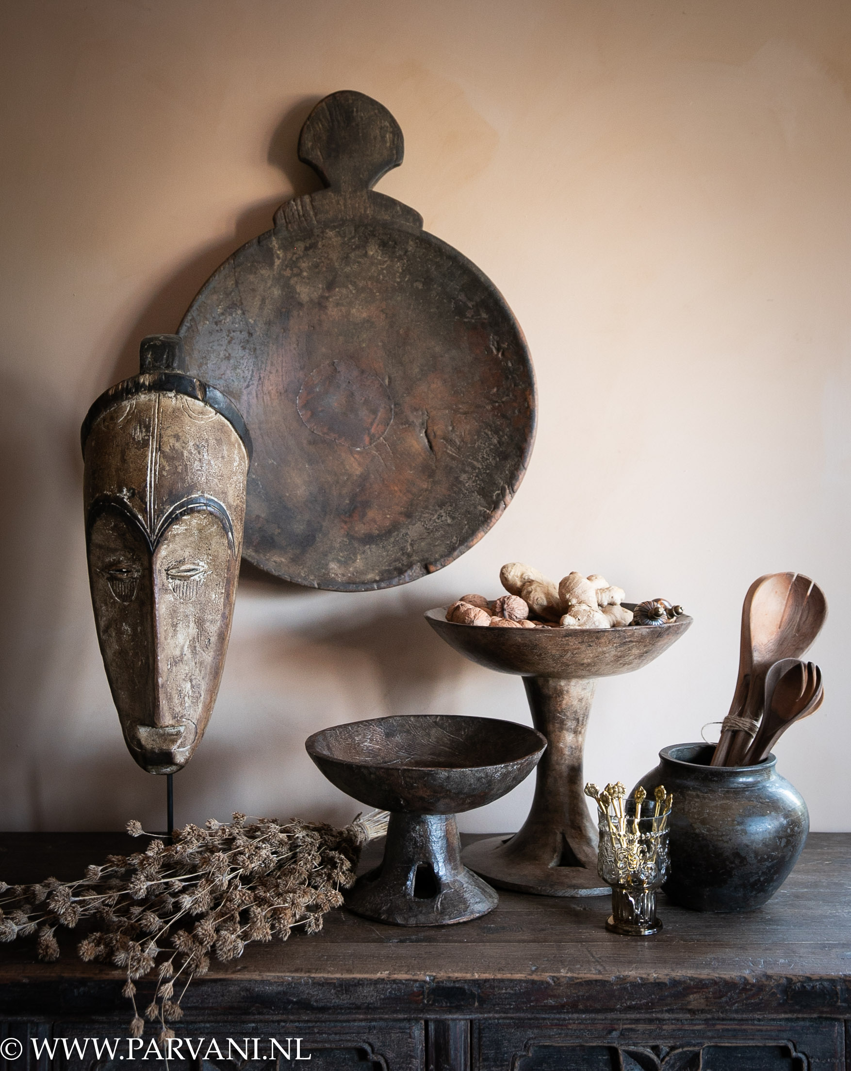 Oude Indiase houten schalen met Afrikaans masker en oude pot met keuken decoratie