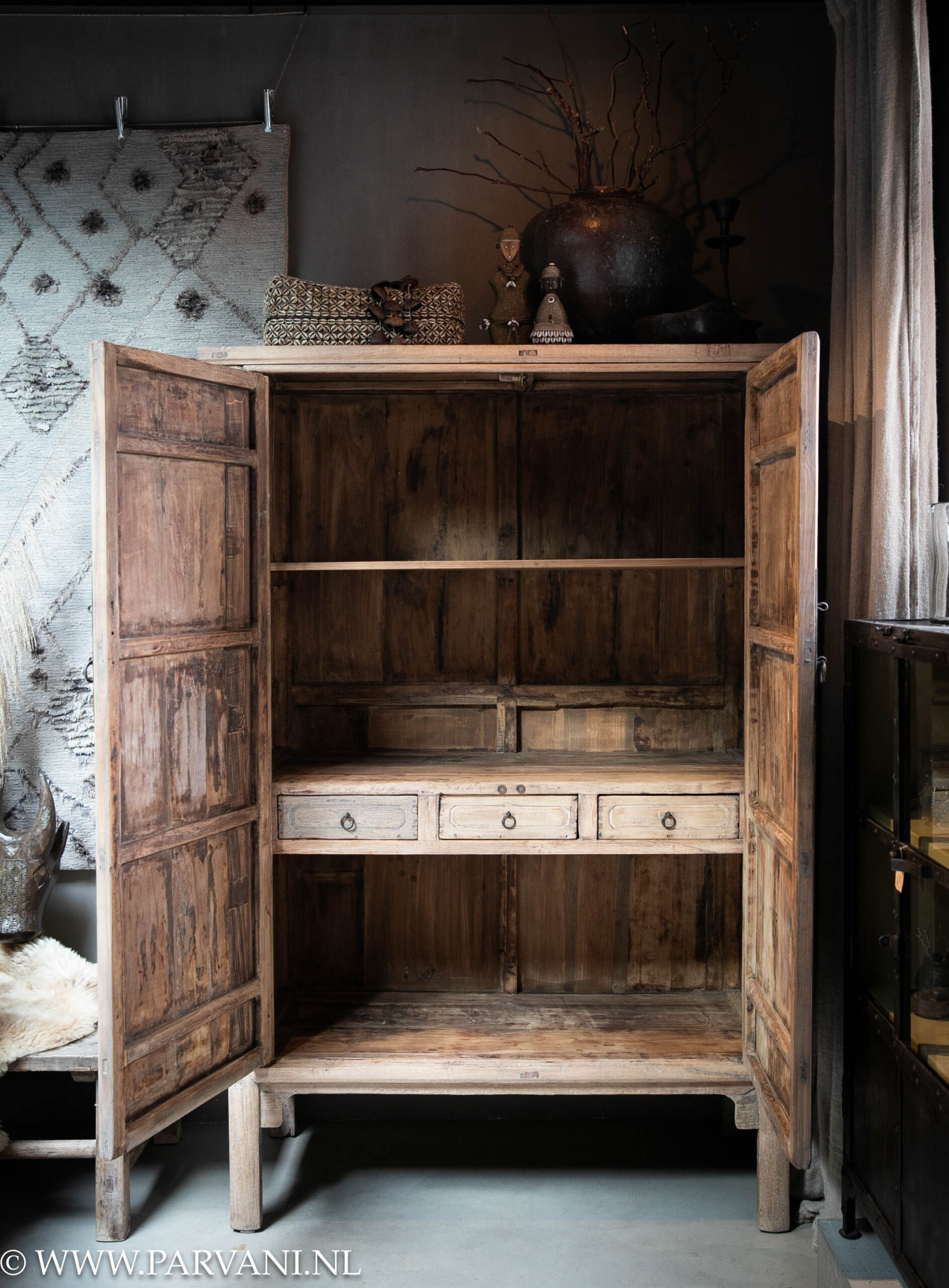 Oude unieke 2 deurs kast uit China in lichte naturelle kleur met plank en lades