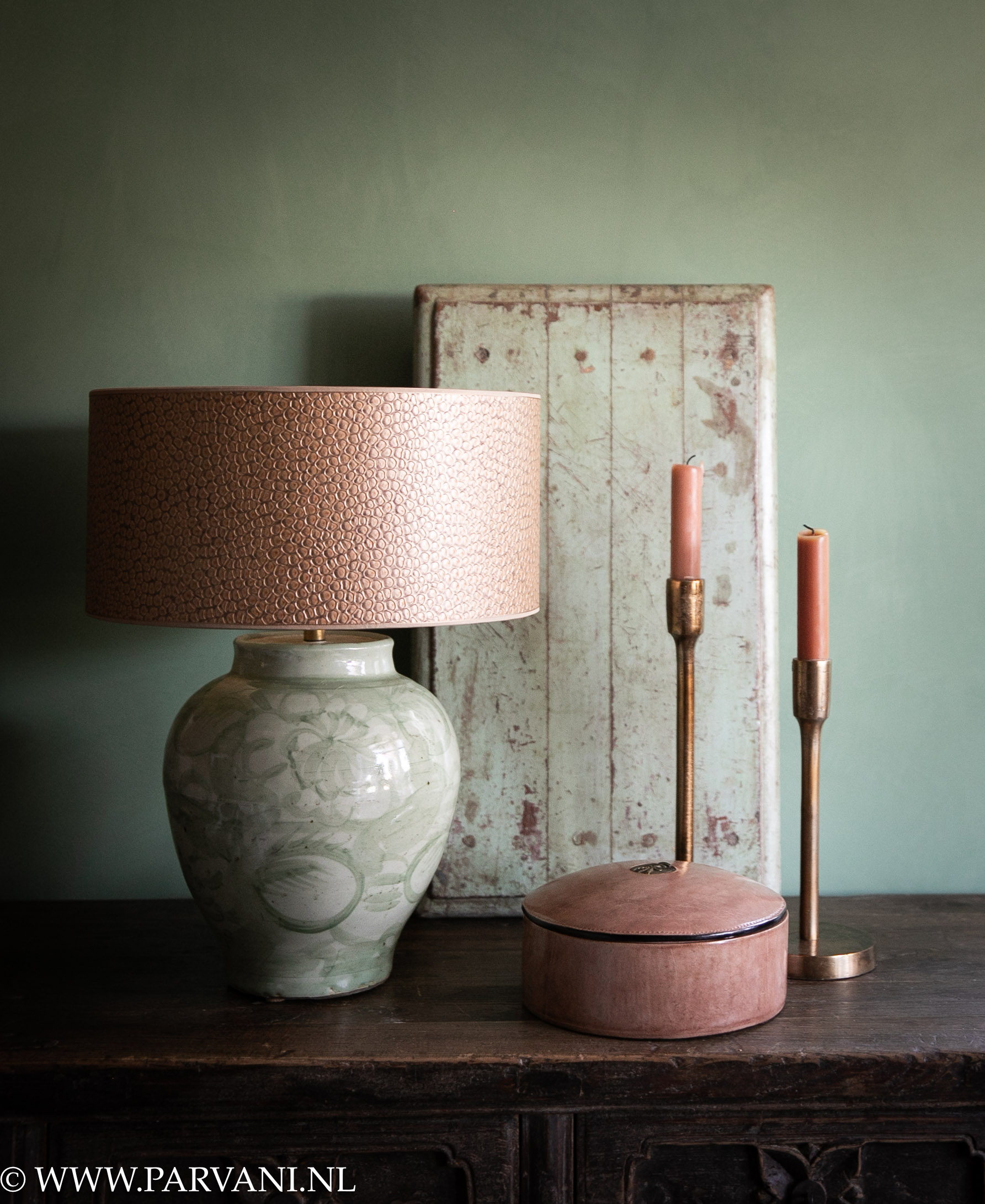 Porseleinen vaaslamp uit China met zacht groene beschildering, roze kap en accessoires en oud houten theeplankje uit India