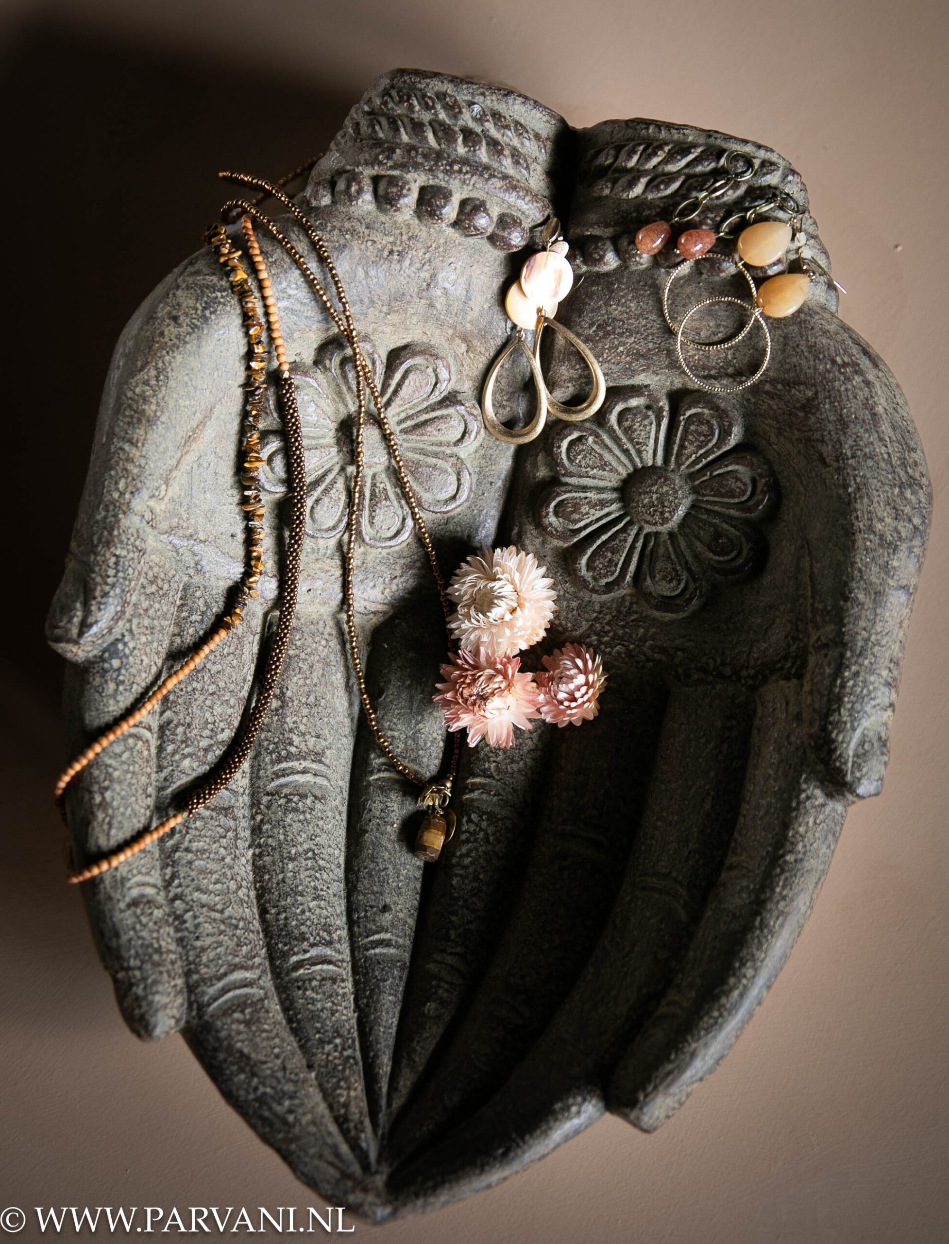 Stenen schaal handen bruin grijs met bloemen en sieraden