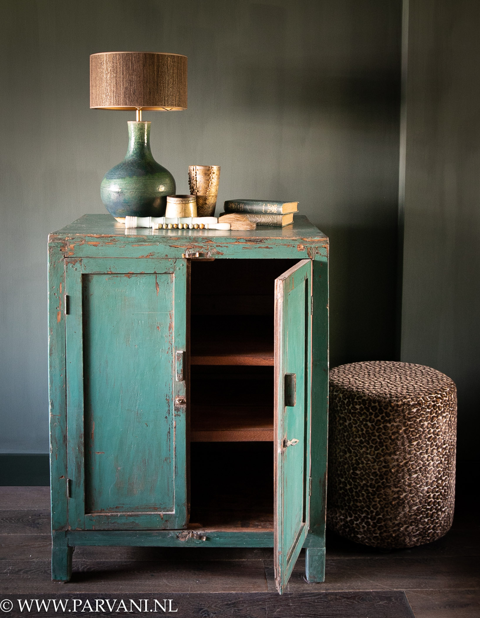 Uniek India kastje met deuren in groene kleur met Chinese vaaslamp, accessoires en bruine ronde luipaard poef