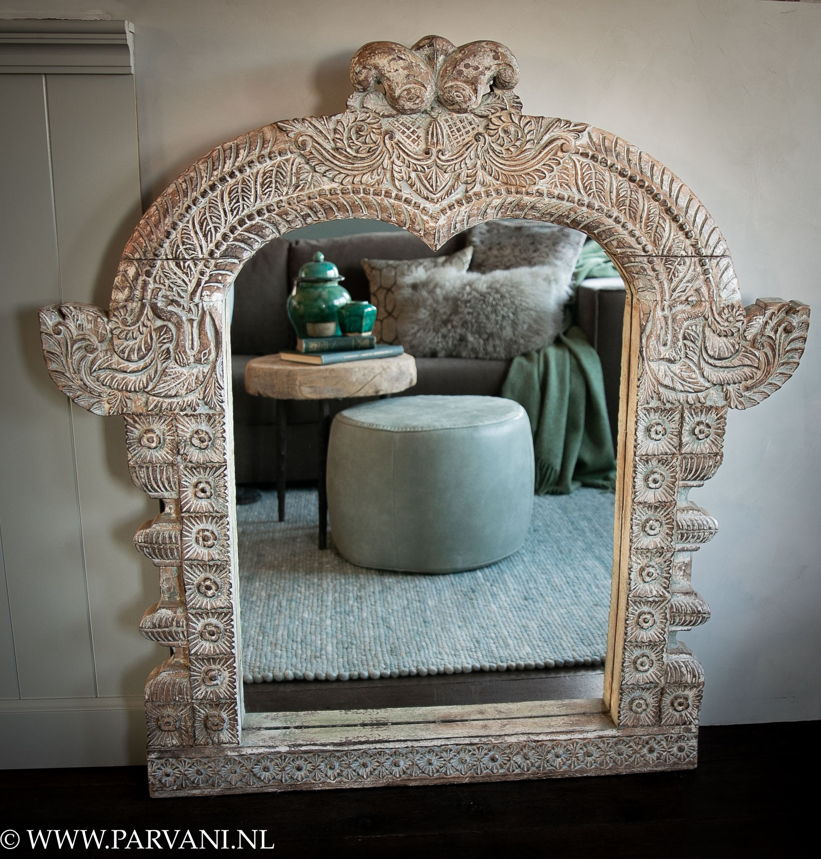 Unieke Indiase houten spiegel met toog, mooi houtsnijwerk en lichte grijs groene patina