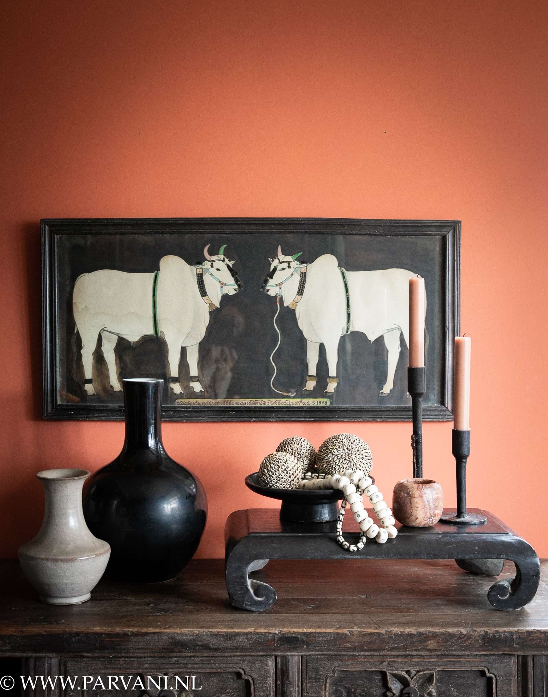 Woondecoratie en oud Indiaas schilderij met koetjes in zwart wit met warme oranje en zacht roze kleuren